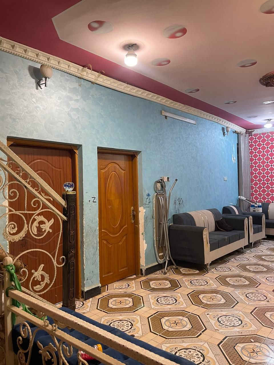 السلام عليكم بيت للبيع 
مساحه ١٦٨ 
طابقين طابق الاول غرفه +حمام عدد 3 
الطابق الثاني اربعة غرف +صاله + الحمام 
يقع في منطقة شرقيه قرب حديقة دب 
طابو صرف 
سعره 2010
اليحب يستفسر يتصل ع رقم ***********
