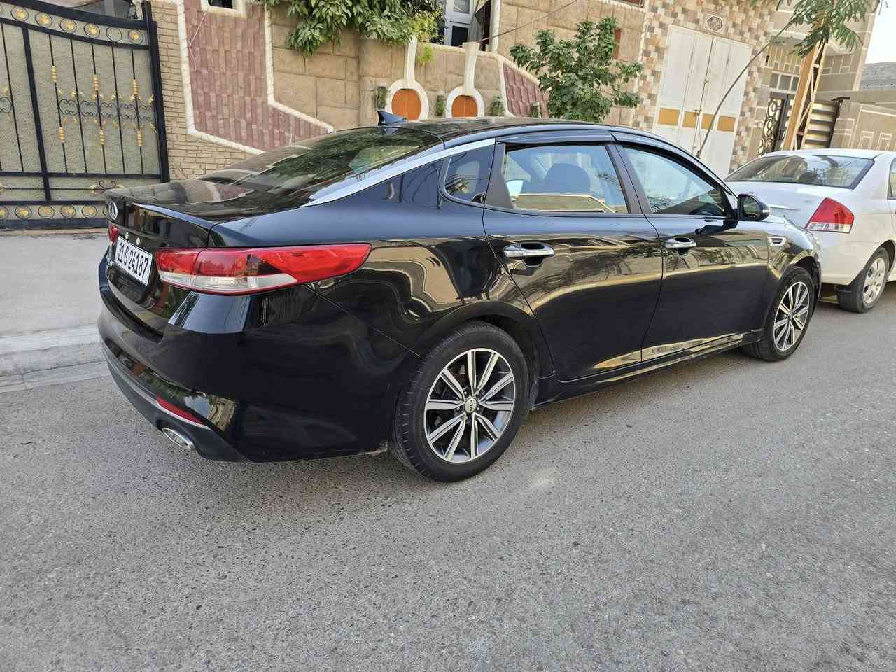 السلام عليكم 
أوبتيما 17 أمريكي fe بس بنيد مبدل بدون دواخل ثلاث وضعيات قيادة ايكو نورمال سبورت كامرة دوارة مانع انزلاق وبعد بيها مواصفات كير محرك مكفول تخم تاير أي نقص ما بيها رقم سليمانية جديد  سعر 122 للاستفسار اتصل ***********
