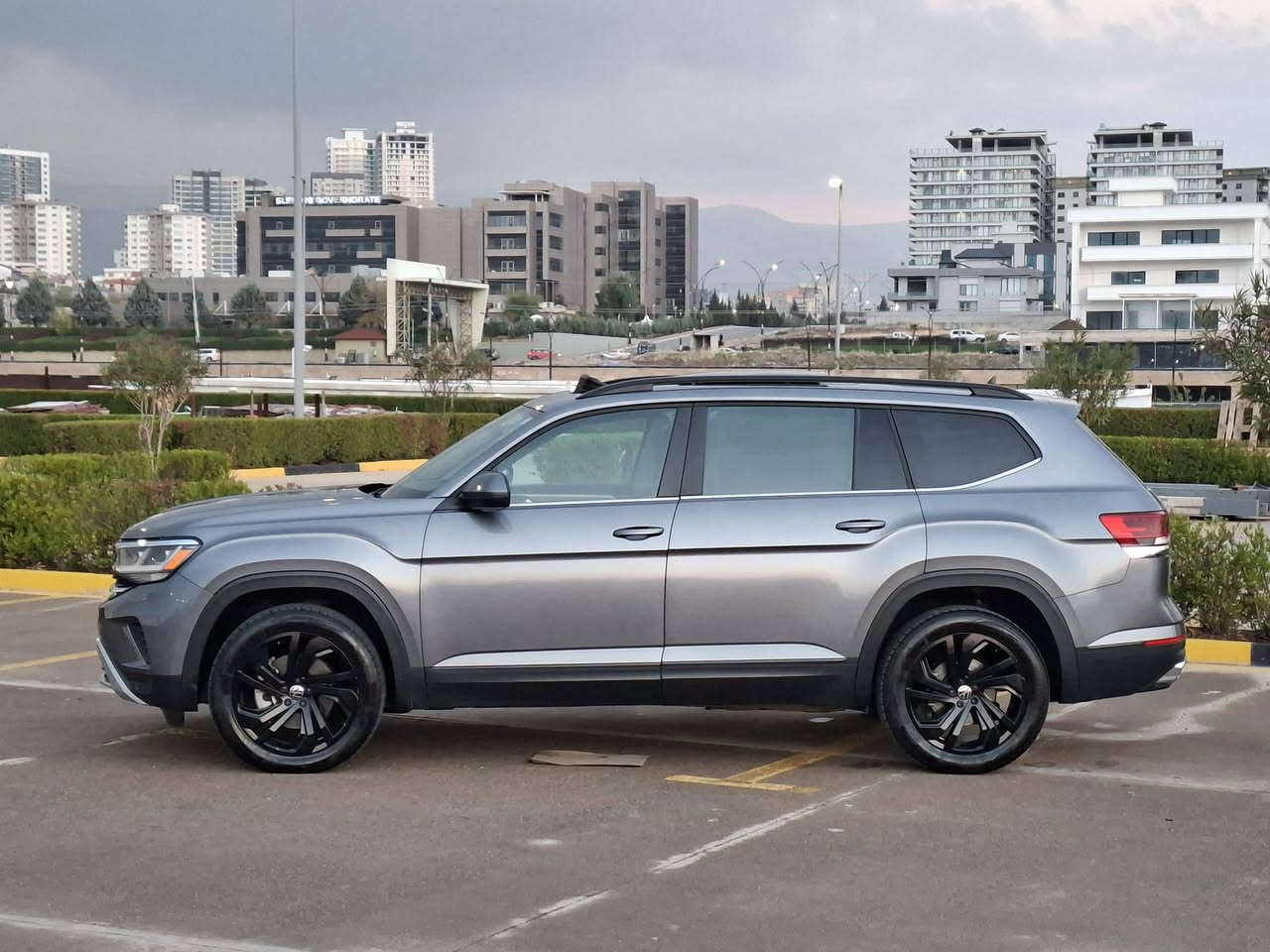 بسم الله الرحمن الرحيم
Volkswagen Atlas SE 2022

الموديل : 2022

7 راكب 

اللون : نفطي

حجم المحرك : V6 سلندر (3.6L)
السيارة بدون صبغ حتى دعاميات مابيها صبغ رقم شاصي موجود بالمنشور 
مرقمه جاهزة بسمي السيارة 

عداد المسافة : 41 مايل

السعر : 310

المواصفات : SE
بانوراما 
بصمة تشغيل
بصمة أبواب
تشغيل عن بعد (Remote Start)
صندوق شفط كهربائي 
رادار أمامي (تحديد مسار)
رادار جانبي (نقاط عمياء)
رادار خلفي (تحذير من الاصطدام)
تبريد مركزي لمس
كشنات جلد+تدفئة
كشنات كهرباء
دشبول ديجيتال
هاند بريك بصمة
Android Auto 
Apple Car Play 
مانع انزلاق+ABS
شاشة كبيرة لمس
حساسات خلفية+ كاميرا 
تحكمات استيرن
اوتو ستارت Auto start 
اوتو ستوب Auto Stop 
منافذ AUX+USB
وبقية المواصفات المعروفة
 السياره حيل نضيف جاهزه هزة فحص رقم سنوية جديد بسمي السيارة تخم تايرات جديد السياره مابيها اي مصرف بشرط مكاني سليمانية سعر 310 للاستفسار اكثر ***********
