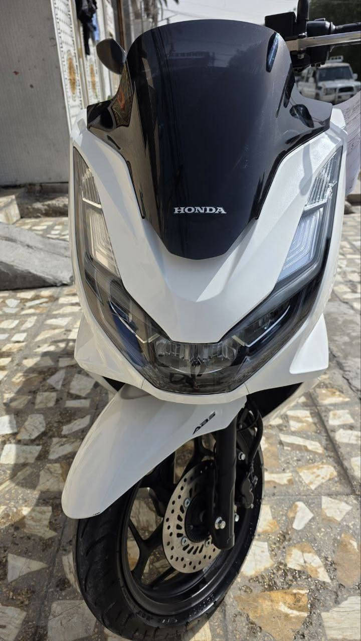 ‏السلام عليكم PCX جيل رابع🇯🇵 ياباني      
‏​⚙️ المحرك: 160CC
‏​🎨 اللون: ابيض صدفي مـمـيـز ❄️.  
‏ماشية 8 تالاف وبل يابان ماشية 2 الفين و 970   
‏الدراجة اوياهة بصمات العدد  2
‏مواصفات
‏ABS ✅
‏حساس ازدحام ✅
‏حساس استان ✅
‏درع صالنصة اصلي ✅
‏وسيباية اصلية ماركة ✅
‏الدراجة ورقة المزاد مالتهة وصور اليابان وتقريرهة  مالتهة موجود    
‏ 🛠️ الدراجة: مكفولة من كلشي   
‏​​📍 الـمـكـان: بـغـداد : الشعب
‏📱 لـلـتـواصـل والإسـتـفـسـار:📞 [‪***********‬) 
‏
