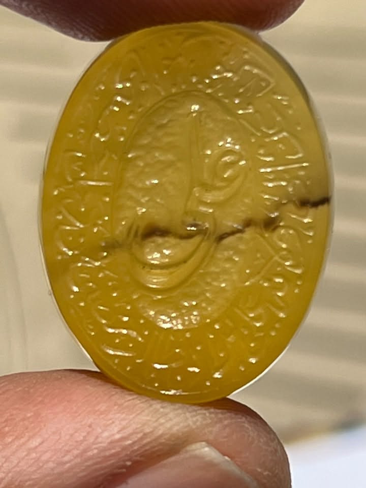 عقيق  الخطوةاصفر يسر الناظرين  منقوش عليها ذه العبارة جزء من "حديث سلسلة الذهب" المروي عن الإمام الرضا عن آبائه عن النبي محمد (صلى الله عليه وآله)، وفيه يقول الله تعالى: «وَلَايَةُ عَلِيِّ بْنِ أَبِي طَالِبٍ حِصْنِي، فَمَنْ دَخَلَ حِصْنِي أَمِنَ مِنْ عَذَابِي». نقشت يوم العاشر من شهر محرم على يد الخطاط انسام العجيمي السعر والتفاصيل خاص


**إذا كنت صاحب هذا الإعلان وتريد حذفه لأي سبب، رجاءا أرسل رسالة إلى الدعم الفني**