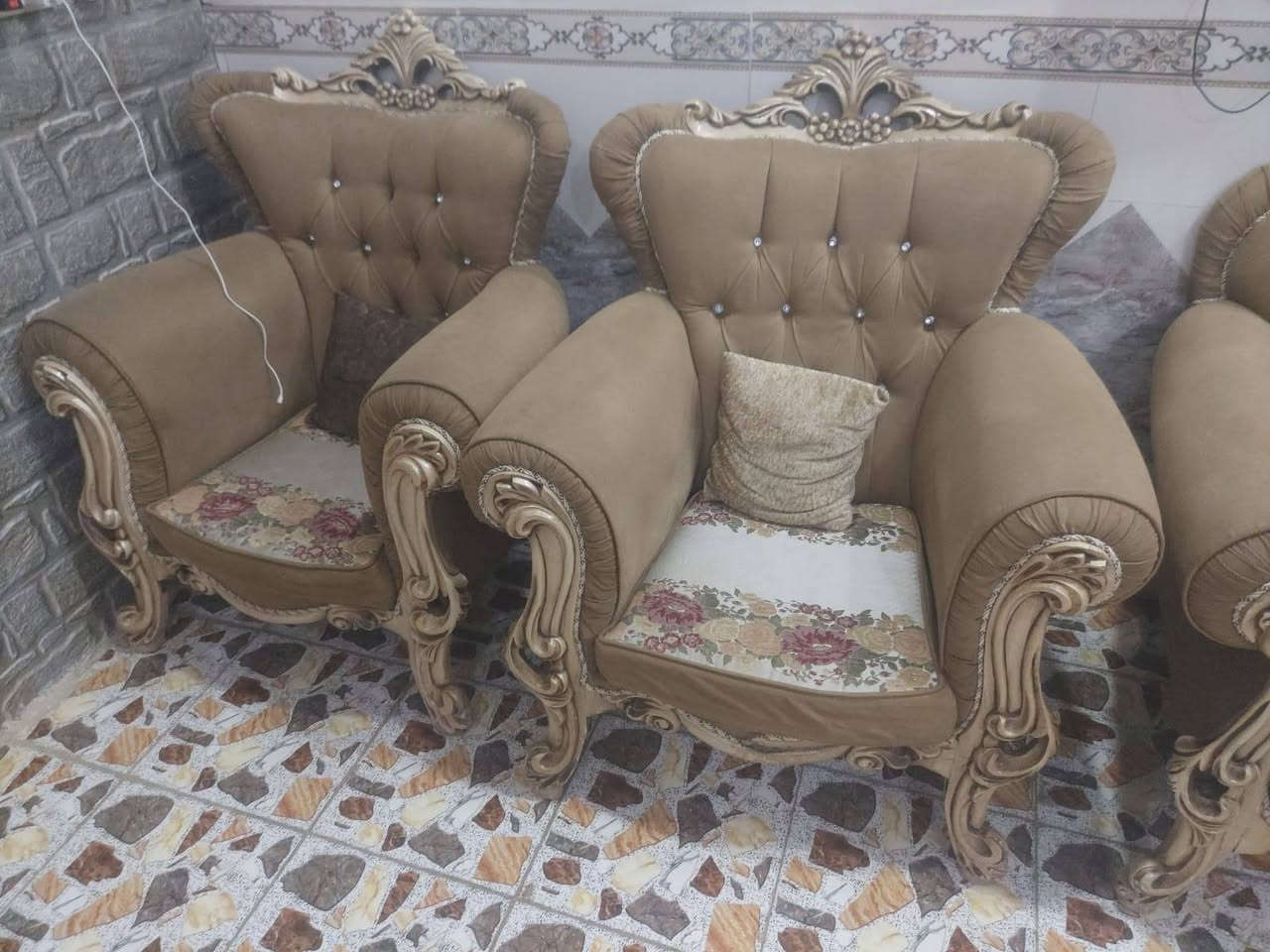 سلام عليكم تخم للبيع رئاسي مستخدم نضيف جدا عشر مقاعد سعره 550وبيه مجال  ***********
