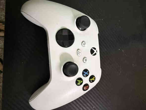 السلام عليكم اكس بوكس سيرس اس 512 ميجا اخو الجديد صارلي شهرين من مشتري ويا كامل ملحقاتة جوستك الاصلية مالتة ويا جوستك احترافية وسماعة hyper x  والسعر 410 وبي مجال بسيط للشراي العنوان بغداد كاظمية ***********
