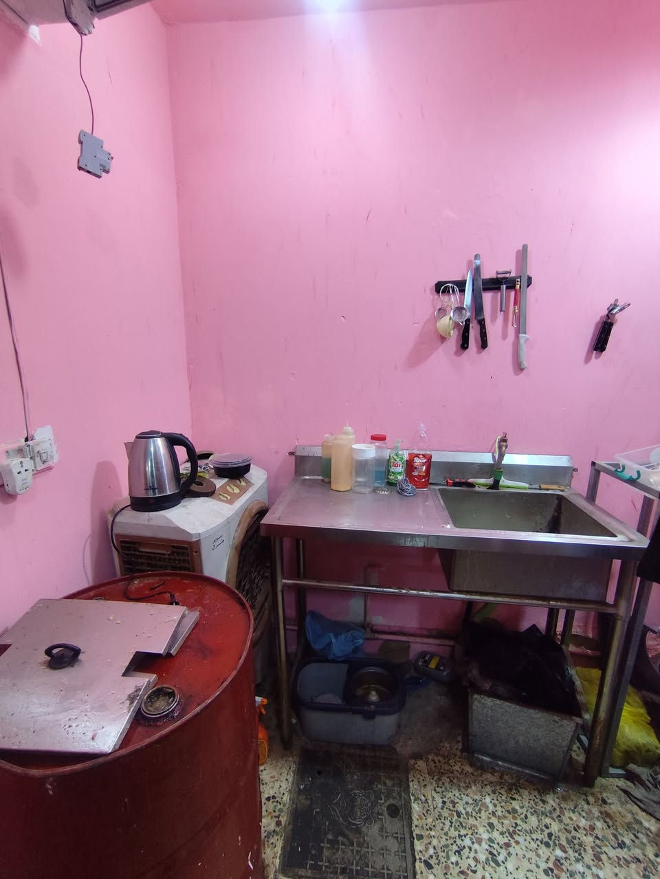 مطعم كامل إلى البيع تفاصيل المطعم خاص شغال و خير من الله اذا تريد تتفق وياه ابو الملك على الايجار المطعم صاير اب صف كهوة و اب بغداد الجديدة.

سبب للبيع عندي سفر و لزم ارجع إلى السويد
اريد ابيع المحل شلع


**إذا كنت صاحب هذا الإعلان وتريد حذفه لأي سبب، رجاءا أرسل رسالة إلى الدعم الفني**