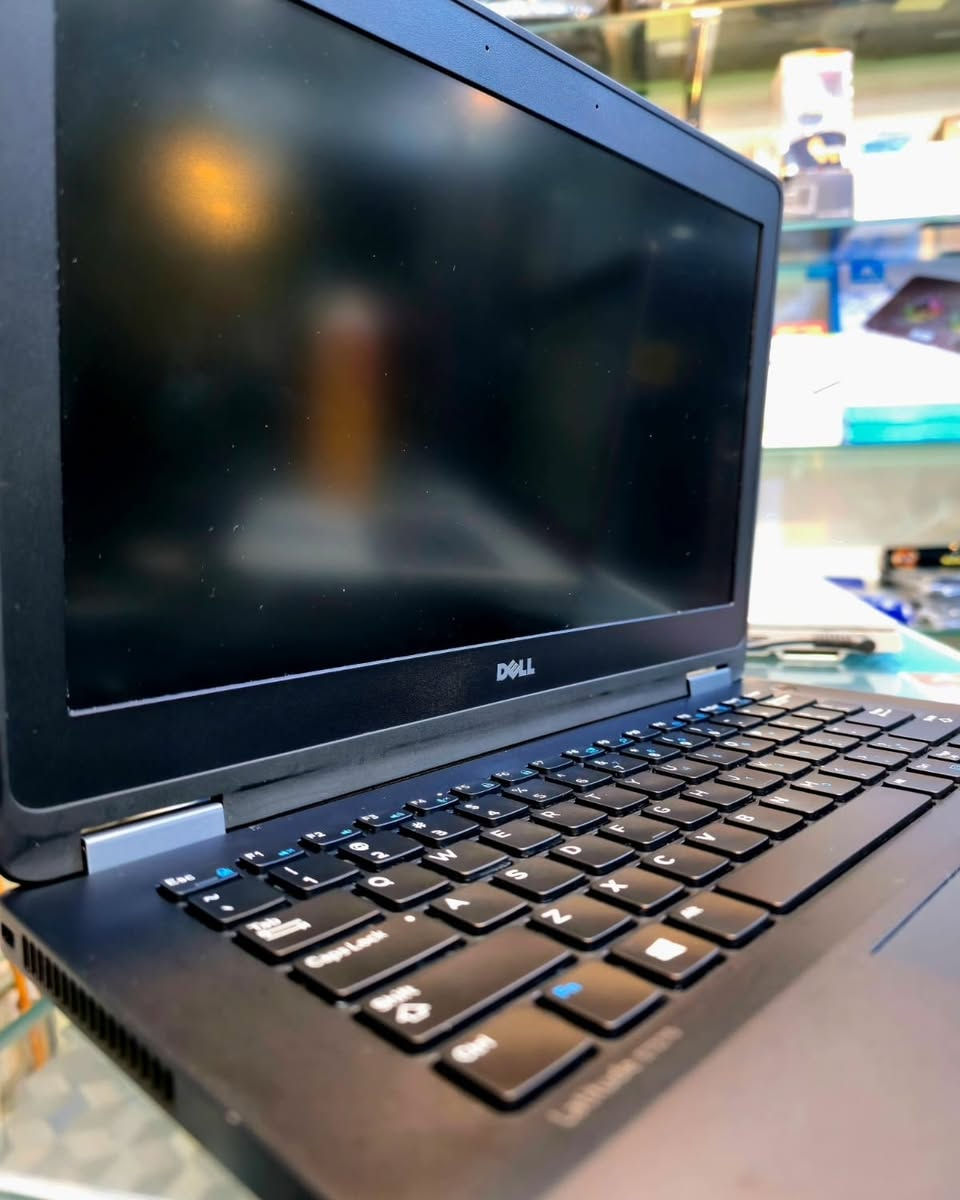 Laptop Dell Latitude E7270
CPU : i5 6th
RAM : 8G
HARD : 256ssd
SCREEN : 12.5"
GPU : intel
الملحقات : 
شاحنة اصلية + حقيبة و ماوس
العنوان :
 موصل - المجموعة الثقافية ـ قرب نفق الجامعة - مجمع الغانم
للتواصل : 
***********
***********
