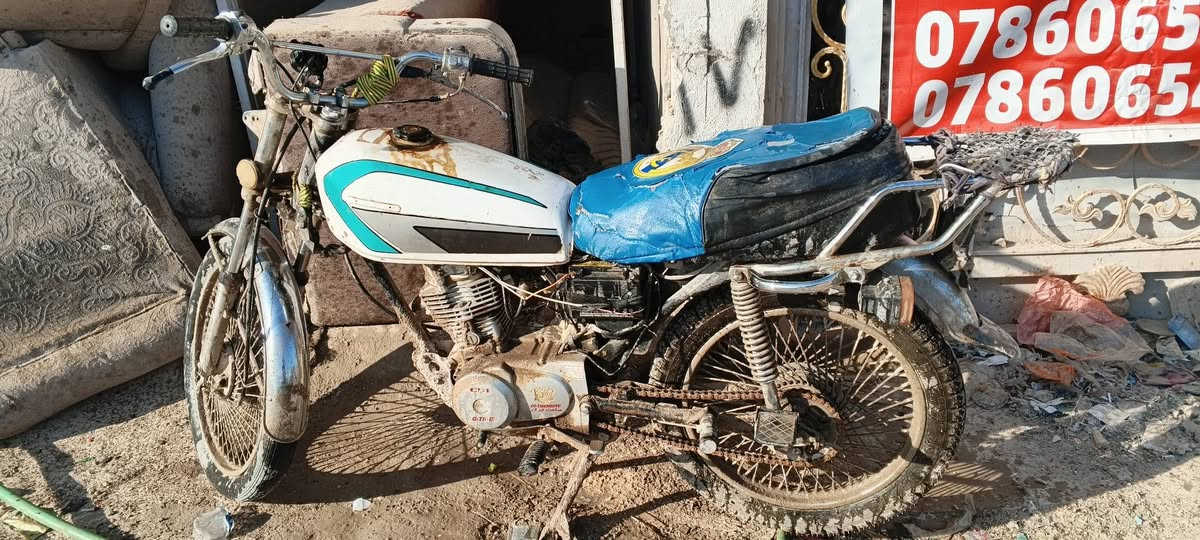 دراجه 4 كير شغاله مابيه اي شي محرك مامفتوح مجرد دراجه وسخه مامغسوله تشتغل هندر واحد تشتغل دراجه. كلك بدون اوراق عنوان نجف كوفه سعر 200 بيه بنجر بلكدام بس تسوي 
***********
