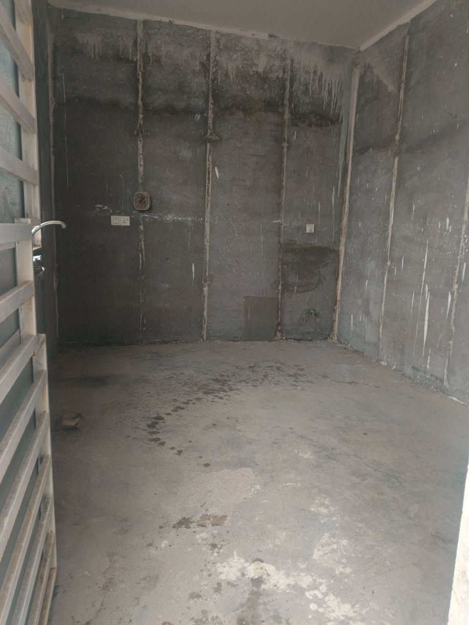 السلام عليكم بيت مساحته 300متر واجهة 9نزال 37 يحتوي على غرفه نوم واحده واستقبال ومطبخ وصحيات 2كامل بس ما مكيش الصحيات سيراميك كاملات طابو زراعي سند 25 هورجب شارع المنتجع السعر 70وبي مجال للاستفسار الاتصال على ***********
