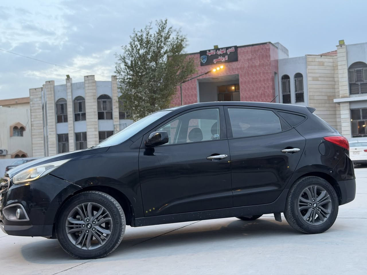 توكسان ٢٠١٥ وارد كندي بدون اي ضرر مجرد الدعاميه الاماميه مضروبه وراجعه نفسها بدون قطرة صبغ رصعات خفيفه فقط  السياره مواصفات نص فول اوامر صوتيه شاشه بلوتوث كشن سايق كهرباء جام سايق اوتو نظام نزول منحدرات مكينه كير شرط بدون زلغ برغي ممفتوح بيها السياره مكينه ٢٤٠٠ ماشية ٩٥ الف مكان السياره بغداد سعر السياره ١٣٠$ وبيها مجال ان شاء الله رقم الهاتف ***********
