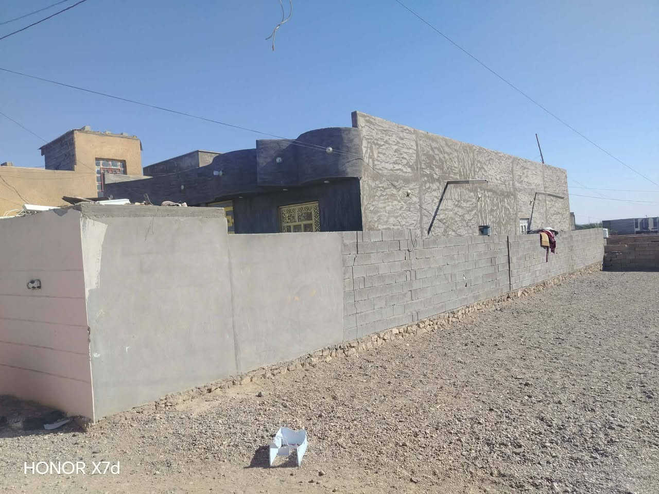بيت للبيع قرب مدرسة مطلع الفجر 
البيت يحتوي على/3/غرف وصاله ومطبخ واستقبال وديوان 
سعر خاص 
‏‪***********‬‏
او مراسله الصفحه ابو يونس نمراوي
