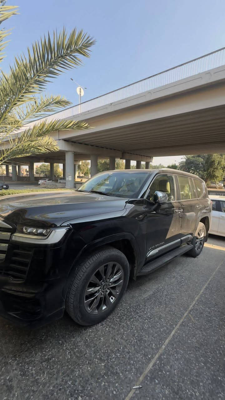 سلام عليكم للبيع لاندكروز 2023 VXRفول مواصفات حته البوب شفط السياره جديده ماشيه 43الف كيلو متر السعر 770وبيه مجال للستفسار الاتصال على الارقام ***********
