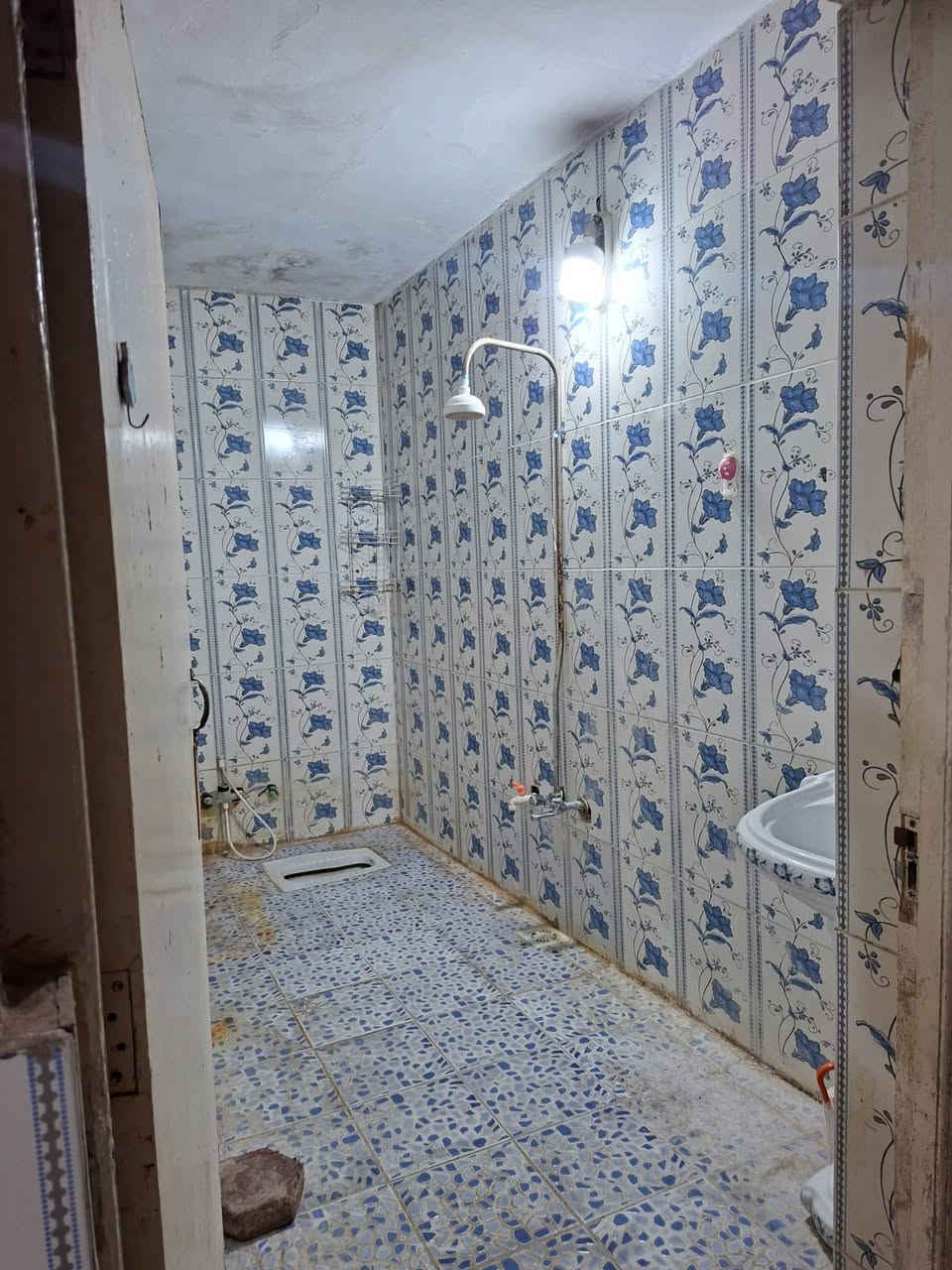 بيت  طابق  ثاني  للاجار المساحه  ٣٠٠  متر  يحتوي  ع غرفتين  واستقبال وصالتين ومطبخ  كبير ومنور  وطارمه    درج  مريح  العنوان الجنينه حي  الاندلس   خلف مجمع بانده  سابقآ  سعر الاجار ٧٥٠  الف شهريآ   للتواصل  الاتصال ع الرقم ‭***********‬
