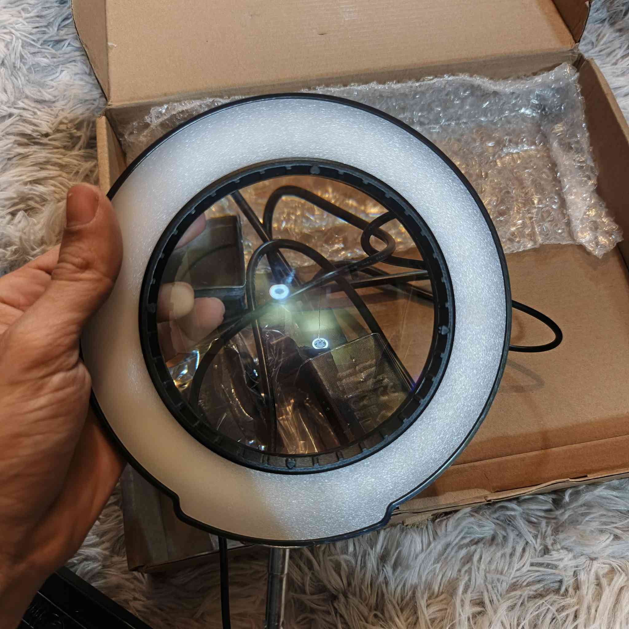 مصباح تكبير LED من ماندلاند طراز M025B). يتوفر هذا المنتج في كل من اللونين الأبيض والأسود (اللون الأبيض هو الأقرب للصورة المعروضة). 
ميزات المنتج
التكبير: يأتي المصباح مزودًا بعدسة زجاجية حقيقية مقاس 4.3 بوصة توفر تكبيرًا بمعدل 10x، مما يمنح رؤية واضحة ومفصلة خالية من التشويش.
الإضاءة: يحتوي المصباح على أوضاع إضاءة قابلة للتعديل تشمل 5 درجات حرارة ألوان مختلفة (3000 كلفن إلى 6500 كلفن) و10 مستويات سطوع


**إذا كنت صاحب هذا الإعلان وتريد حذفه لأي سبب، رجاءا أرسل رسالة إلى الدعم الفني**