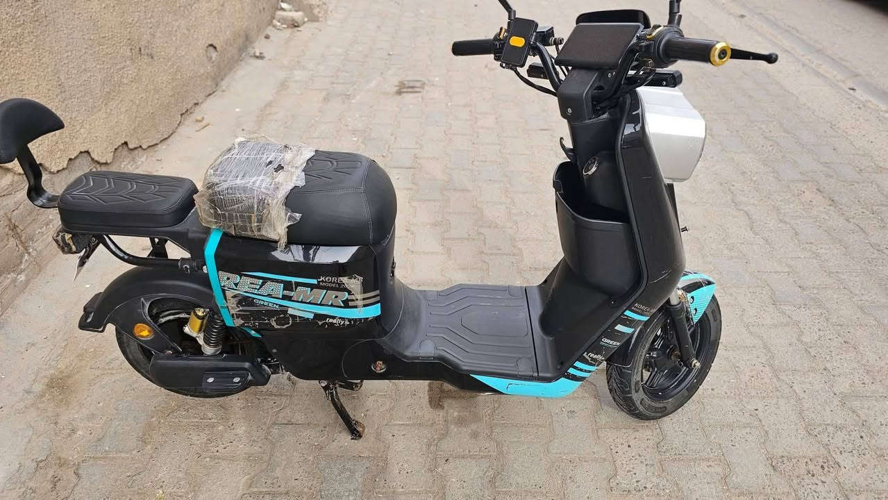 ⚡️ للبيع: دراجة شحن R7 -موديل 2025 الجديد ⚡️
النسخة الأقوى والأسرع (أداء يتفوق على R9)

الدراجة بحالة الزيرو (جديدة)

العنوان (المكان): كربلاء المقدسة

🛠 المواصفات الفنية والأداء:

السرعة القصوى: 109 كم/ساعة (حقيقية).

نظام القيادة: 4 سرعات مختلفة + خاصية الرجوع للخلف (بگ).

البطاريات: طقم 5 بطاريات ونلي (60V / 32A).

الحجم: 300-10 (أكبر حجم متوفر).

نظام الكبح: بريكات دسك هيدروليك (أمامي وخلفي) لأمان عالي.

الإطارات: تيرات جوبلس (Tubeless) مع ويل كب مميز.

🌟 الإضافات والرفاهية:

التصميم: لون أسود ملكي مميز (حتى الويل باللون الأسود).

التحكم: تشغيل عن بُعد (بصمة)، مفتاح 🔑، وكارت لمس (NFC).

الشاشة: شاشة رقمية ذكية لعرض (السرعة، المسافة، مستوى الشحن، وكشف الأعطال).

الإضاءة: نظام LED متكامل (نهاري، ليلي، إضافي، وخلفي) مع دبل إشارة.

الأمان: جهاز إنذار ضد السرقة + قفل التاير الخلفي + قفل السرج والبطارية.

🔋 ميزات إضافية:

بايدر مساعد (يعمل على شحن البطارية أثناء القيادة).

نظام تعليق مريح (4 دبلات: 2 أمامي و 2 خلفي).

💰 السعر:

 💵 450 ألف 💸

📍 المكان: كربلاء

📞 للاستفسار والطلب: اتصل على الرقم *********** أو المراسلة خاص.
