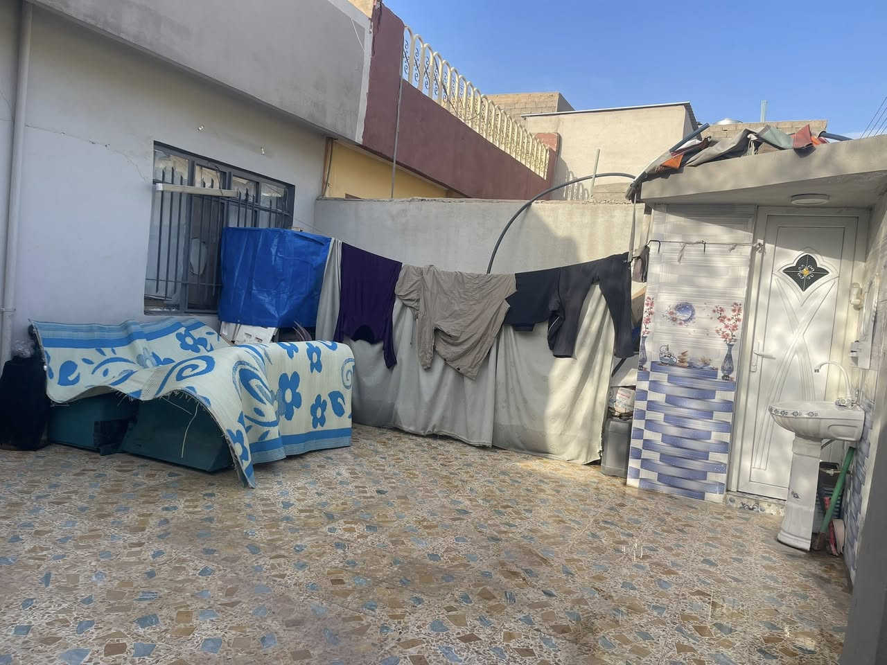 للبيع وانا صاحب البيت مستعجل ملك صرف
الموقع / حي الاعلام 
اتجاه شروق
 مساحة /150م واجهة 7ونص م 
طابق واحد 
ط1 غرفتين  نوم وهول واستقبال ومطبخ وصحيات وكراج وتوليت خارجي وداخلي

الاتصال على ***********
***********
