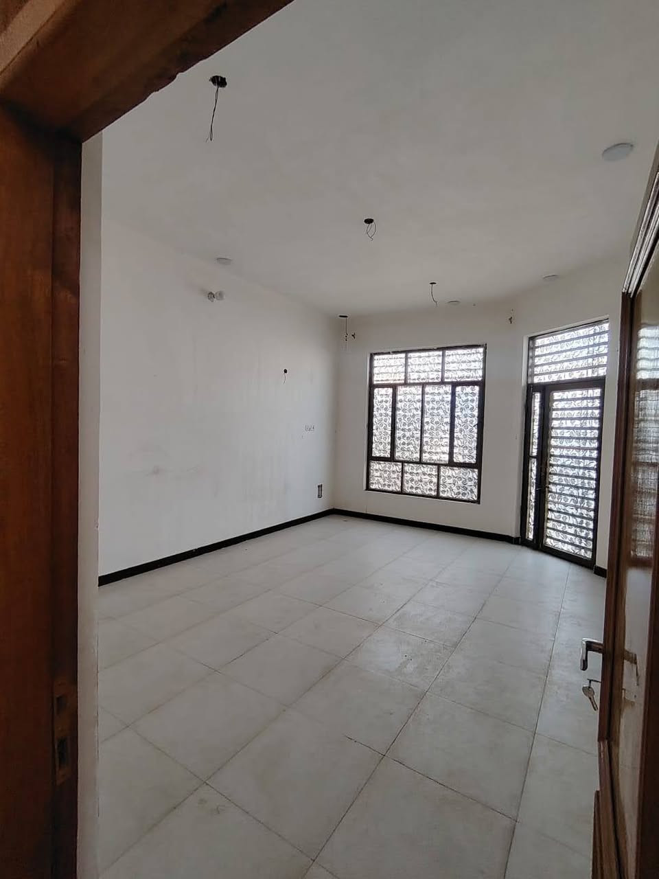 دار للبيع المساحه 200متر طابق ونص بناء حديث عنوان قطاع 30 الاستفسار ***********
