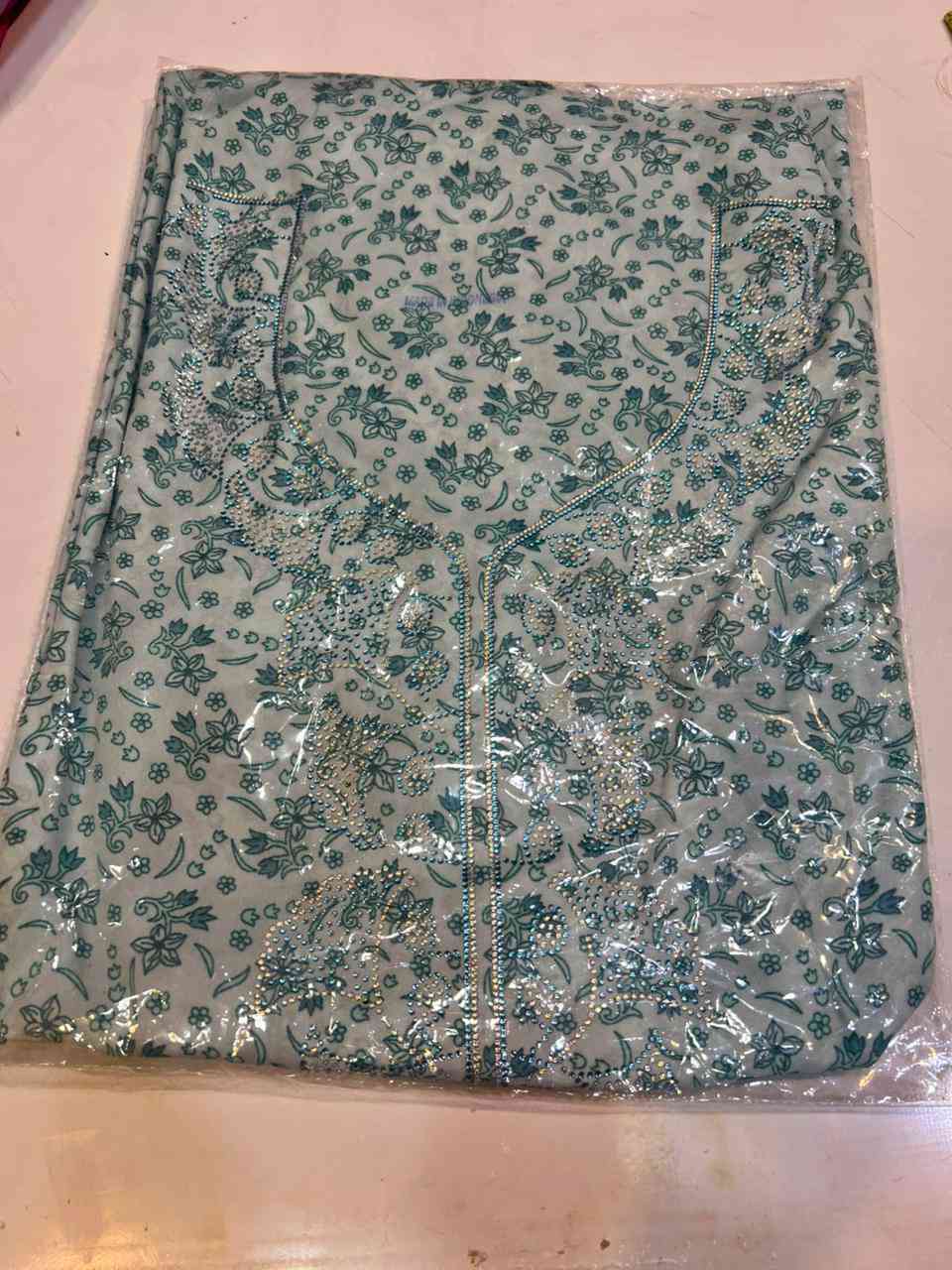 حلويات العيد خالو. 👌مخاوير الإماراتي حرير اندنوسي                       قطعة مفصلة كامل بس تخيطيها ع طولج حرير اندونيسي مع شال مشغوله كامل فول ستراس صدر و ردن و شال اكو بدون شال طول القطعة 4 مترات 
  للتواصل عل واتساب فقط 
***********
***********
يوجد خدمة توصيل كافه محافظات 📮
