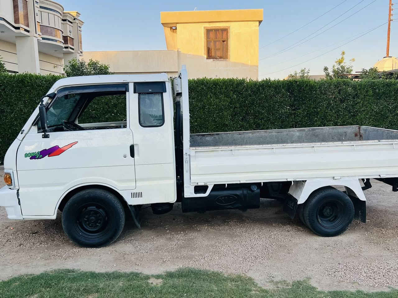 بسم الله كيه بنكو موديل 96 رقم انبار إنكليزي سنويه ل30شعار مثبت شاصي وقماره وسنويه محرك كير اكسن باور وصدر مكفولات  متعوب عليهه مال جناي بيهه رشات صبغ جماليه فقط بدون ضربه وبدون معجون تحويل ثاني يوم مباشر السعر 53وبيهه مجال شويه مكان السياره الانبار رمادي التواصل ***********
