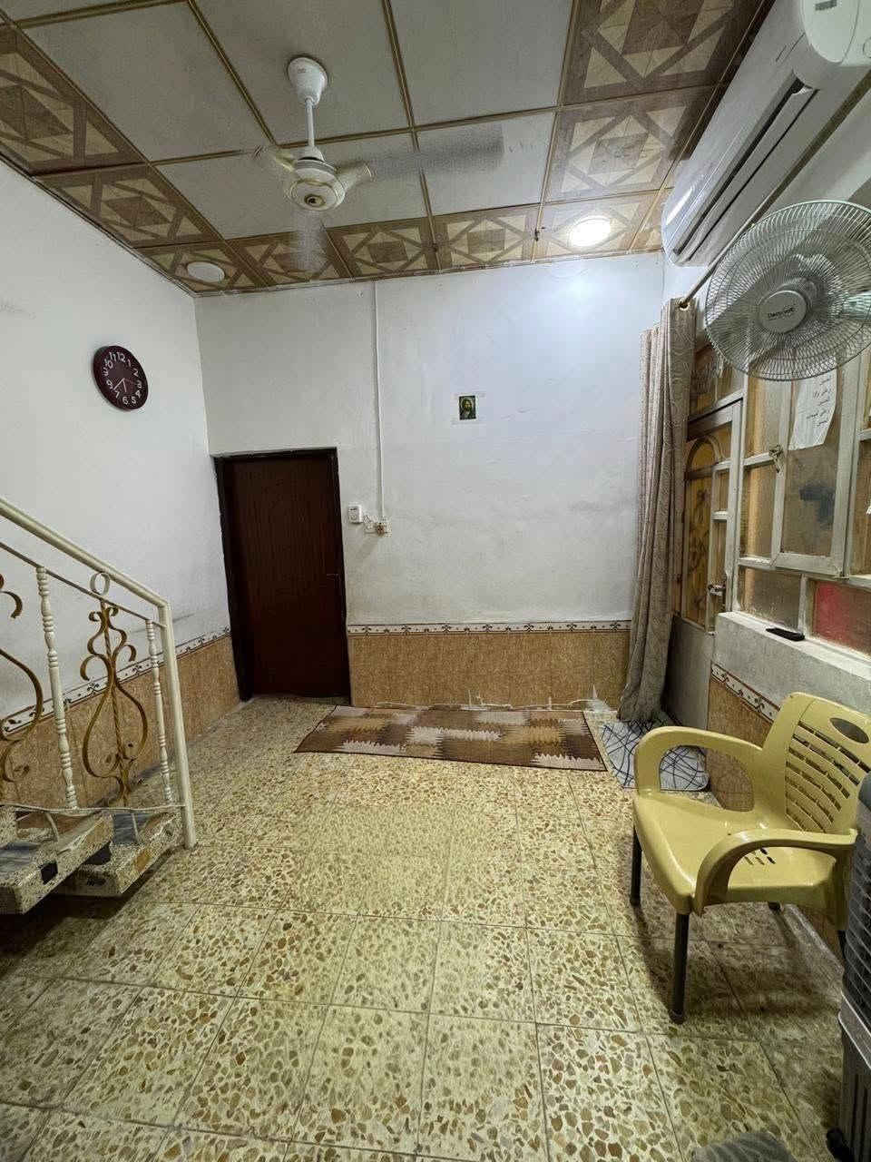 السلام عليكم 
دار للبيع طابو صرف المساحة 100 متر 
 ( تجاري ) بيع مستعجل وسعر مناسب

الطابق الأرضي يحتوي على  غرفة + صاله +مطبخ + استقبال + صحيات + طارمة 

الطابق الثاني يحتوي على
غرفة + صاله + صحيات + سطح + مخزن

موقع الدار حي ميسان نهاية شارع جوهرة العرب ومقابل جامع وحسينية نور الزهراء على الشارع العام
للاستفسار الاتصال على الرقم التالي
        ***********
