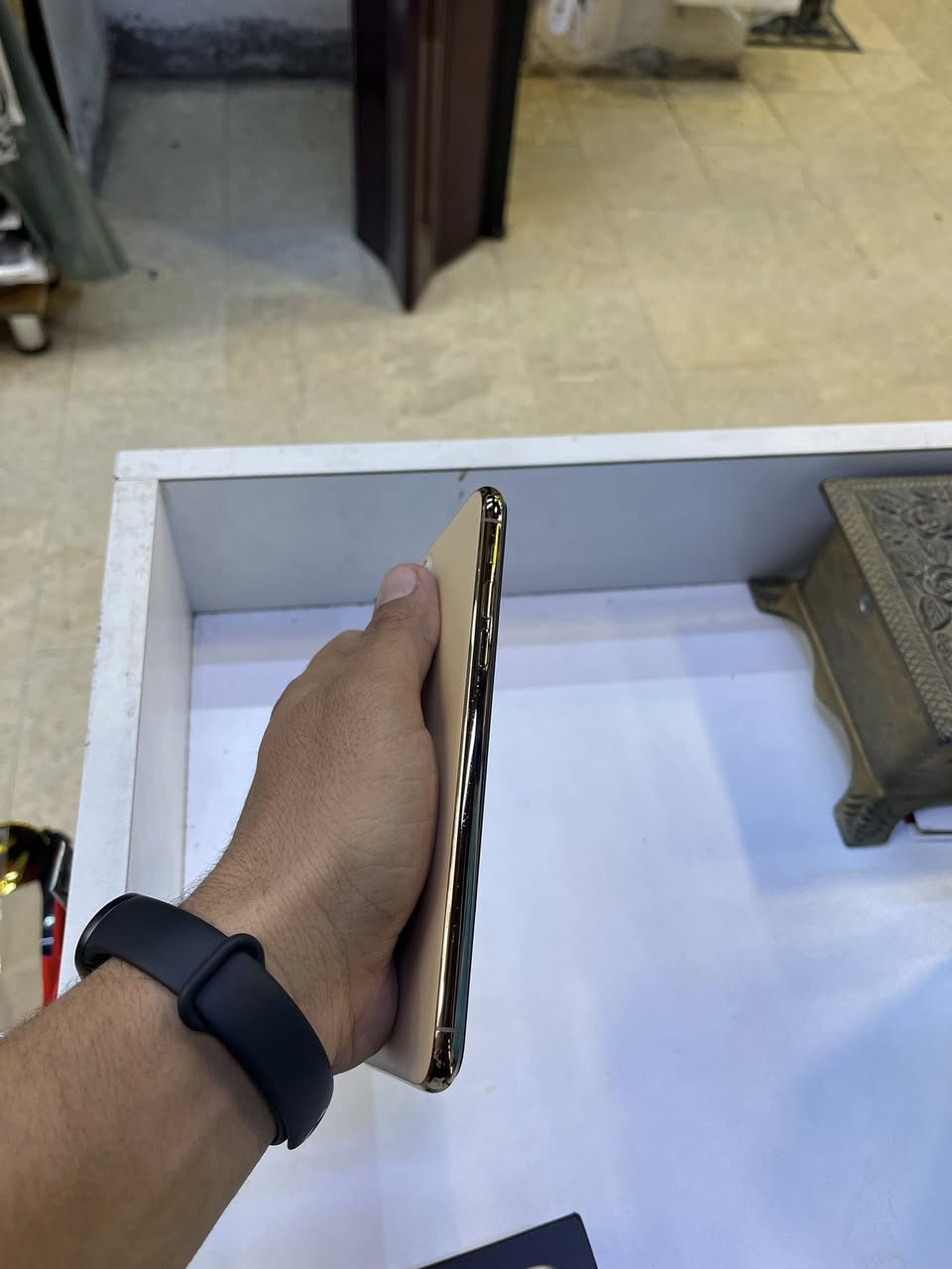 ايفون 11 برو ماكس ذهبي
شرق اوسط كارتونته الاصليه وياه جهاز نضيف كلشي شغال مستبدل بطارية فقط نسبة ١٠٠ 
استبدلته ب ٧٥ .. السعر 330 
العنوان بغداد الدورة 
واتساب ***********
