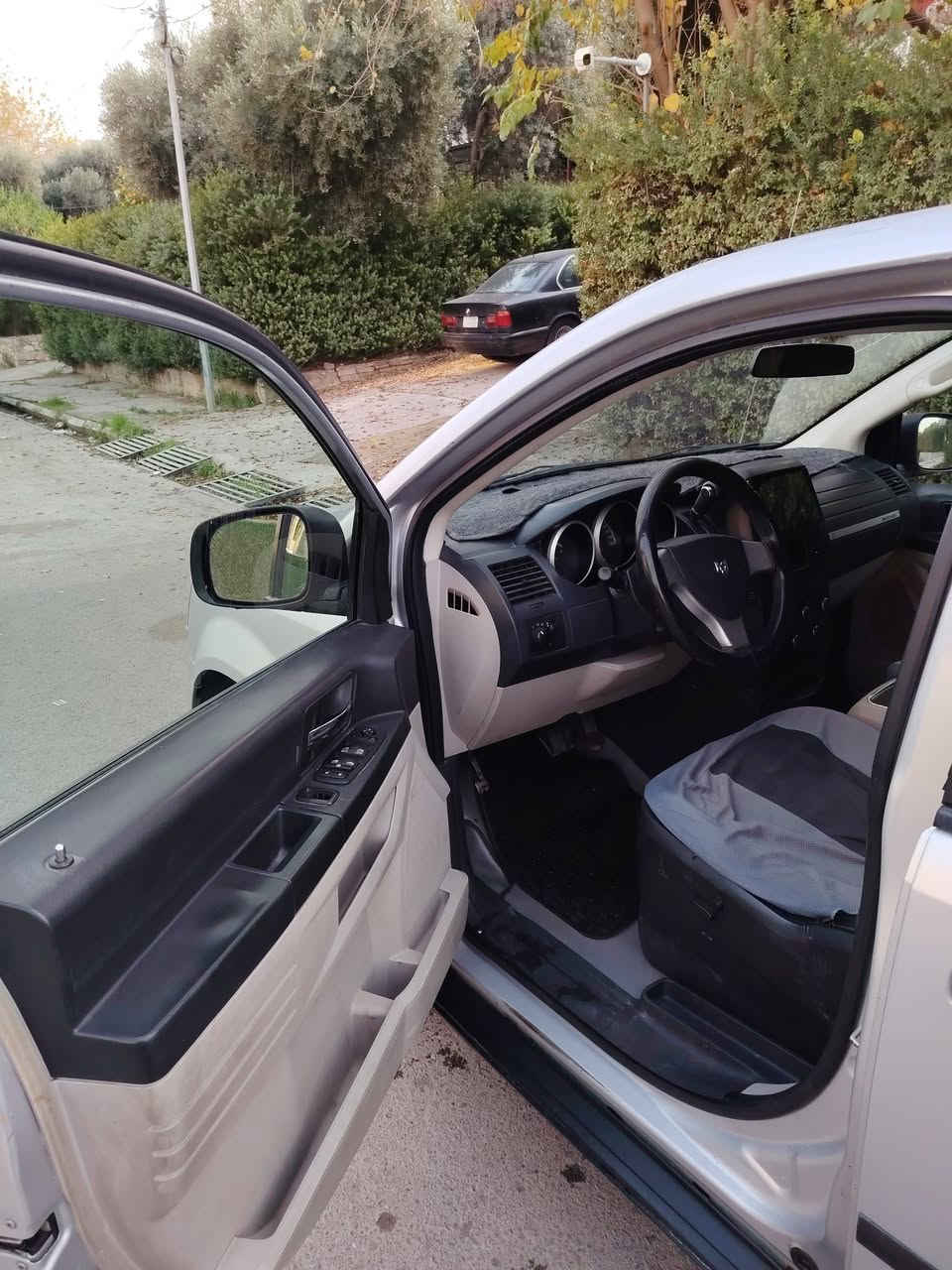 للبيع دوج كرفان 2008
لون سلفر
رقم اربيل انكليزي 
3 قطع تبريد 
6 جامات كهربائيّ 
محرك كير شرط 
ابواب وصندوق ميكانيك
مكانها موصل حي السكر 
113 السعر 
بدون ايرباك 
بدون دواخل 
بيها بالهلا
صبغ 3 مكانات
***********
***********
