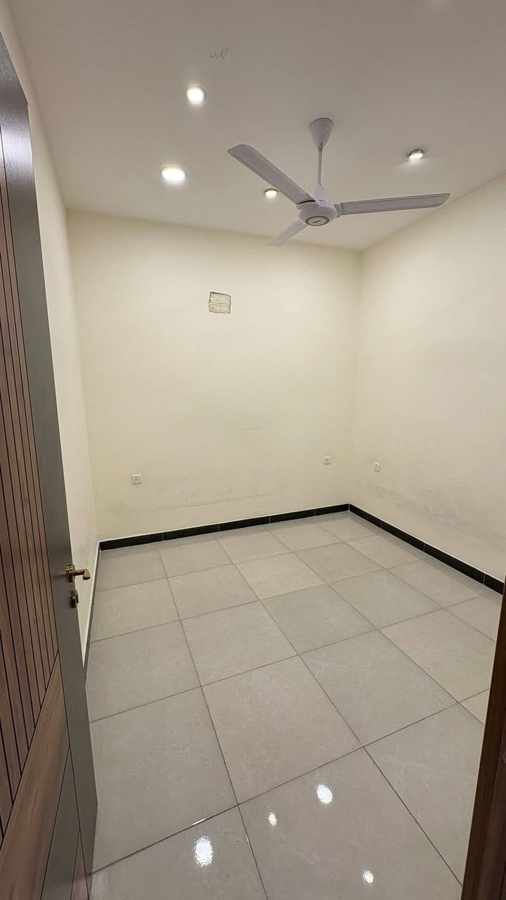 💎 للإيجار في السيدية 💎
📢 منشور رقم: ((587))
للإيجار في السيدية
شقة طابق اول
زيرو مودرن 

تتكون من:
• 2 غرف نوم
• صالة
• مطبخ
• خدمات
💰 بدل الإيجار: 900 ألف 
موقع السيدية شارع الكويتي 

📞 للاستفسار أكثر لاتصال عبر

 الرقم التالي ***********
