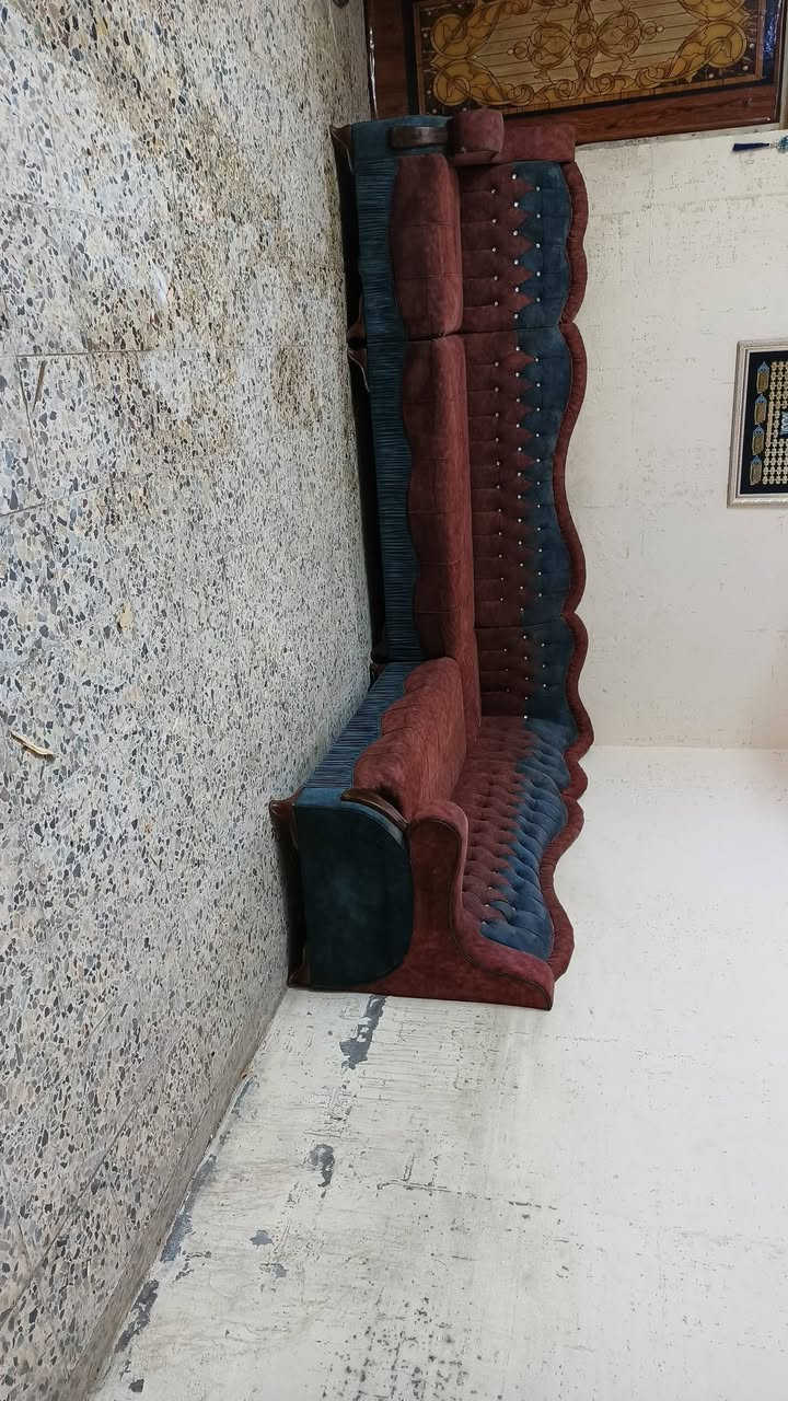 ديوان 8 مقاعد نضيف جدا سعر 160 وبي مجال مكان بياع كو توصل بكروه رقم يوجد وتساب***********
