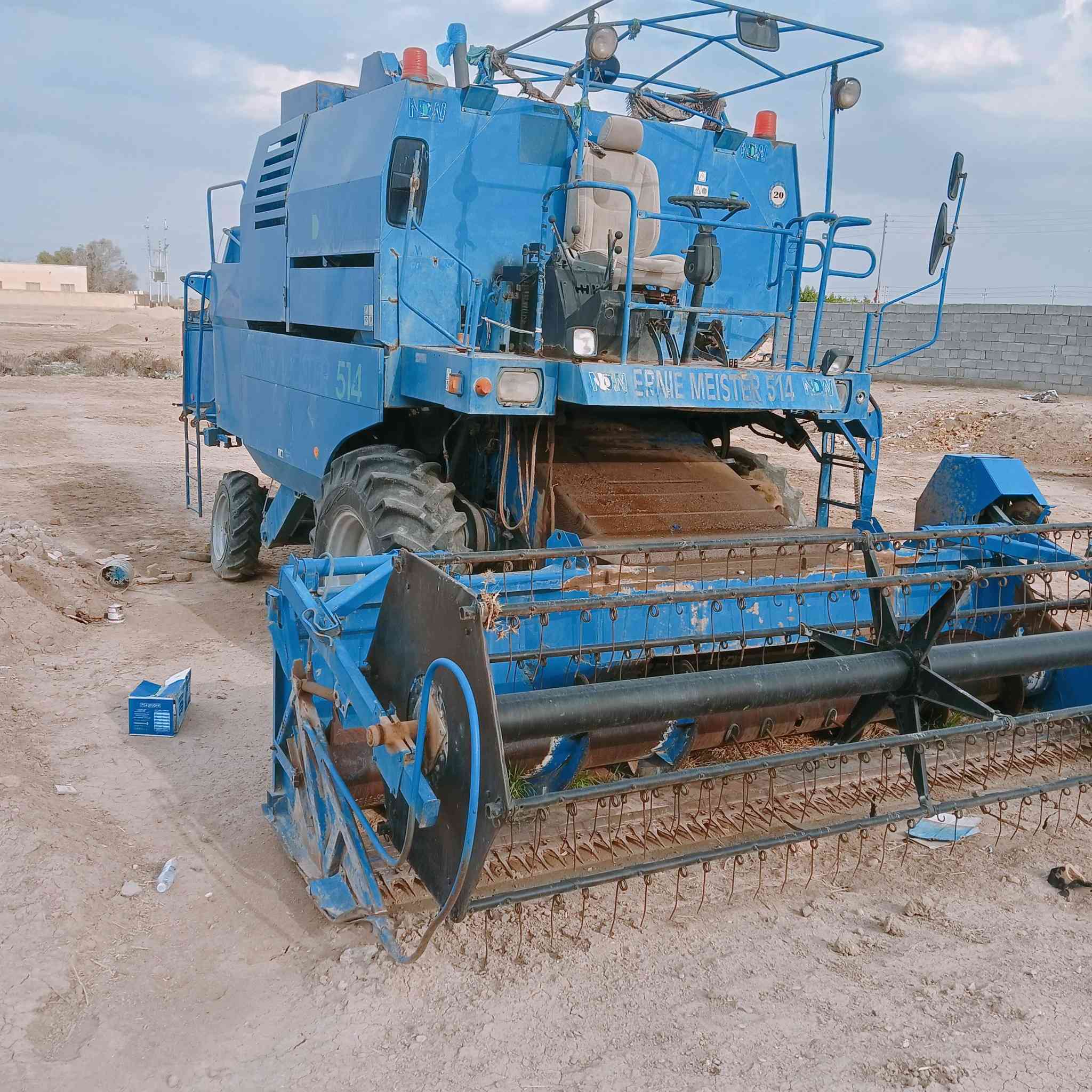 حاصده للبيع موديل 2000 محرك وبم وهدروليك جداً انضاف الحاصده شغاله حد من خلصت حصاد سعر جداً مناسب ***********
