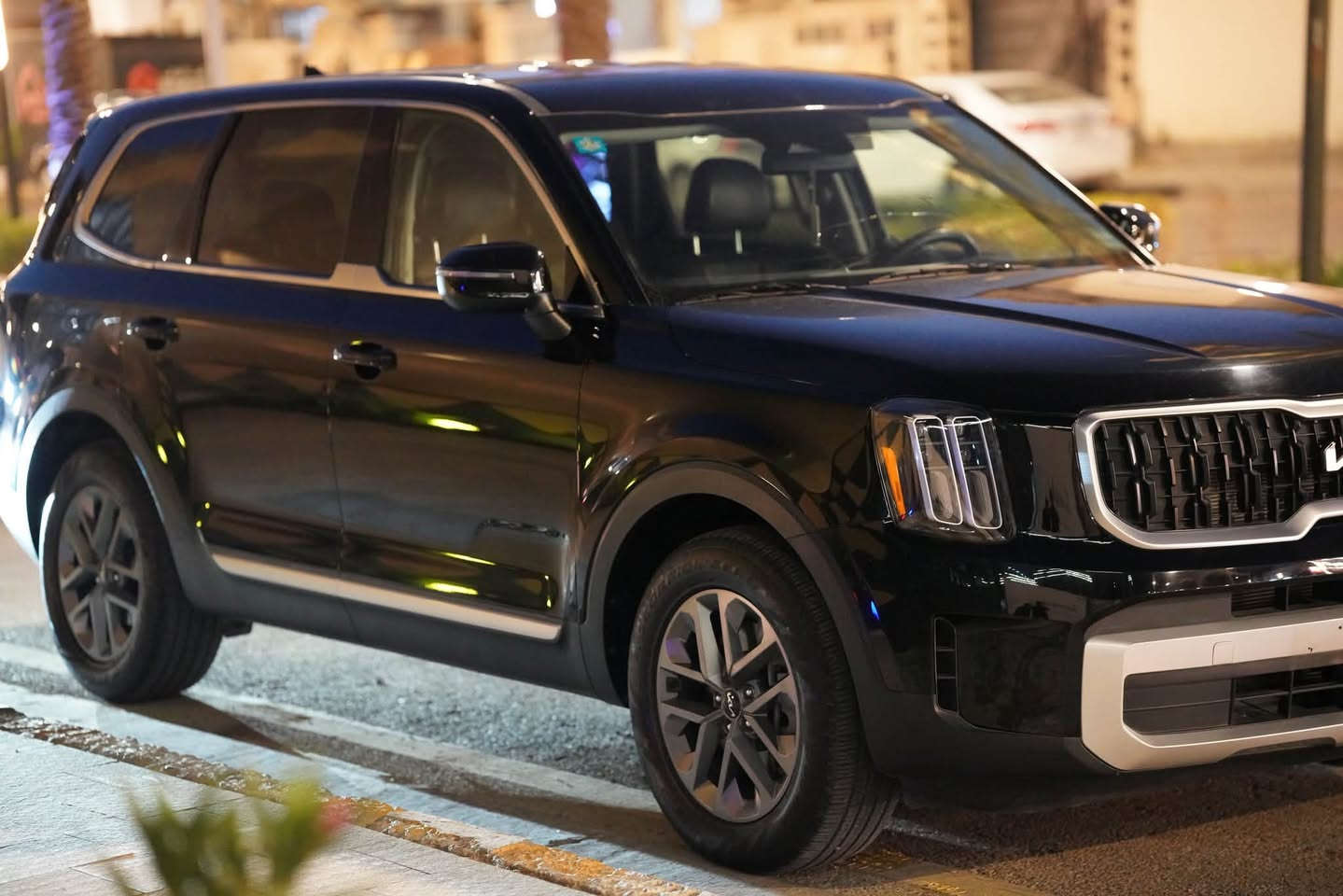 KIA TELLURIDE 2024 Lx
كيا تيلورايد 2024 LX  

وارد امريكي  رقم بغداد باسمي سنويه وهزه جديد

محرك : 6 سلندر 3800 يولد قوة 295 حصان  وعزم دوران 355 نيوتن  + كير 8 سرعات 

الضرر ✖️ : قبق جنطة مبدل نفس اللون حادث بسيط كلش  
بدون اي ايرباك 
السيارة ماشية 20 الف كيلو فقط قابل للزيادة 

مواصفات : ( شاشة - كامرة خلفية - تحديد مسار - مثبت 

سرعة - اوتو هولد - وضعيات قيادة - قيادة خاصة 

للمنحدرات - رادار امامي - رادارات جانبيه - اشارة بالمري - 

حساسات خلفية - توقف ذاتي - انظمة تحذير - مقاعد 

الخلفية تحكم كهربائي - لايتات زينون LED - ) 

وباقي المواصفات المعروفة بالفئة هاي 

السعر 275 وبيها مجال بسيط
***********
