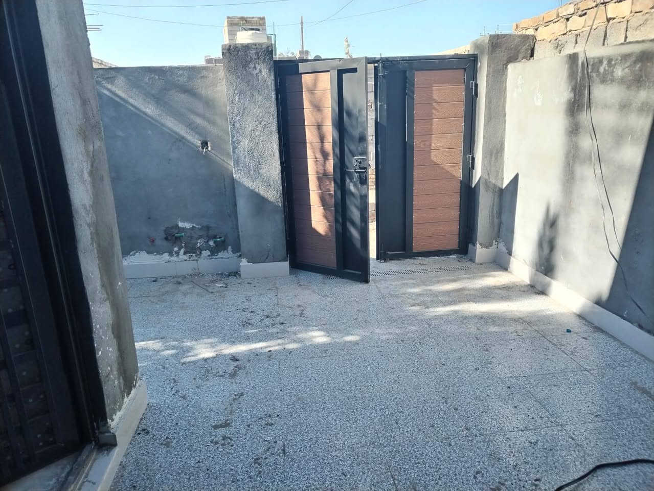 السلام عليكم بيت للبيع زراعي بحي الحكيم قرب المدراس الصينيه الي بشارع 40 البيت يحتوي على غرفتين وصاله وديوانيه ومطبخ بناء جديد  مامسكون البيت المساحه 180 متر السعر 45 بيه مجال للأستفسار الاتصال على الرقم *********** 
مكلف بلنشر اخواني
