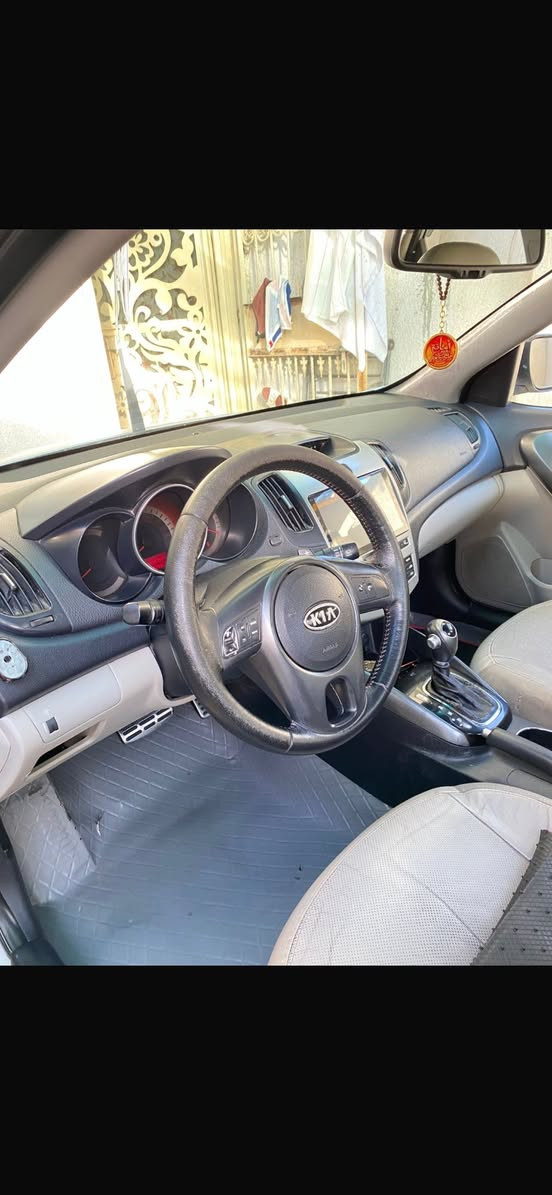 السلام عليكم سيراتو 12 فول فتحة بصمة حساس خلفي كأمره شفتات مصبوغة احزام وبيها جراد مكينه كير خير من الله تبريد ماشاء الله تخم تاير جديد 95 وبيها مجال للشراي عنواني شهداء البياع ***********
