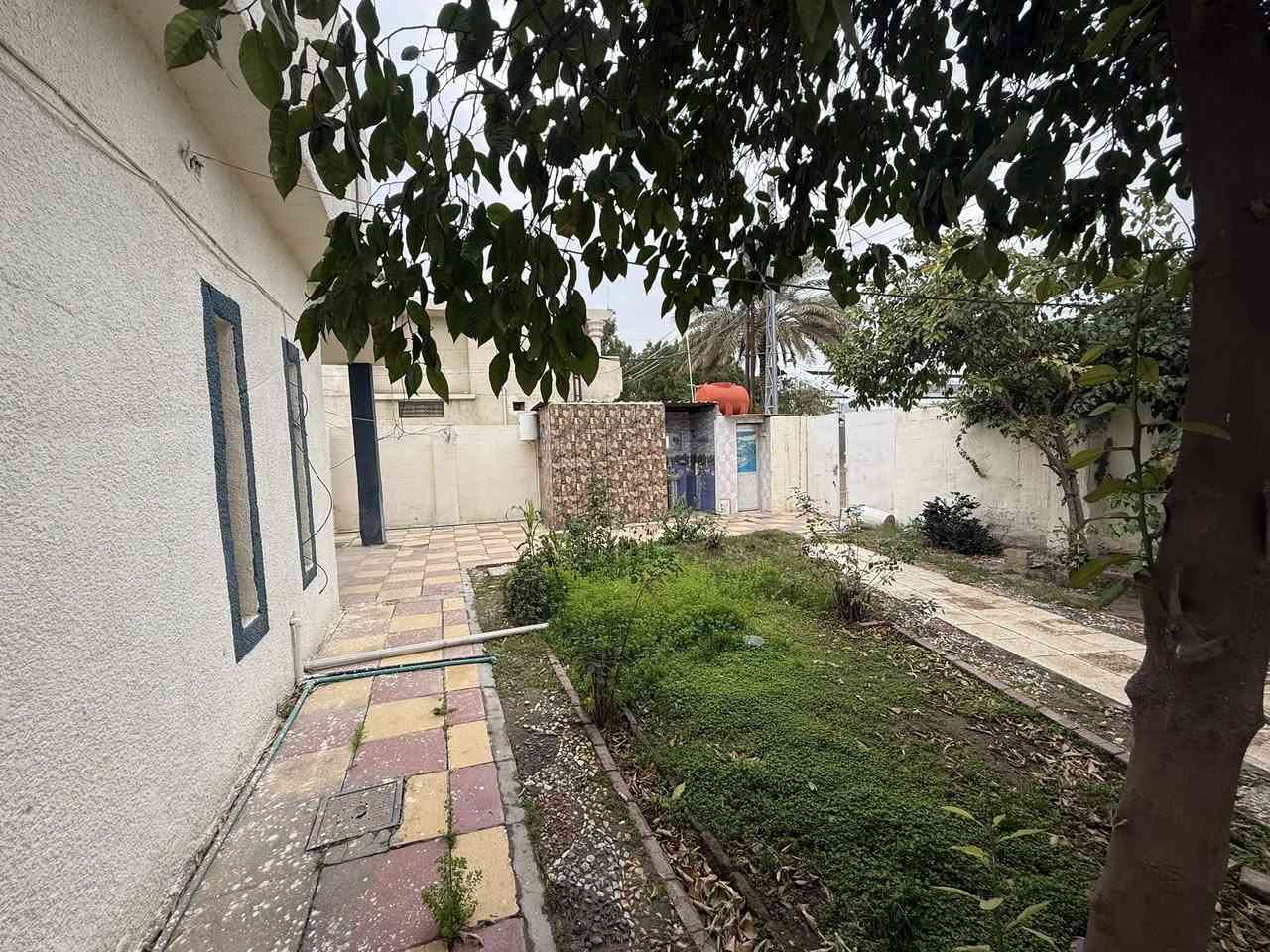 🏡دار للأيجار 🏡.        تجاري    او   سكني
المساحة ::     320 متر 

📍الموقع الدار : ابي غرق حي الشرطه على الشارع العام مباشر 

🚫الطابق الاول :: مطبخ / صاله / هول / غرفة عدد 2 / صحيات داخليه وخارجيه / كراج / حديقه / مخزن 

🚫الطابق الثاني : غرفة 
————————————————-
للاستفسار مراسلة الصفحه 
او الاتصال على الارقام 
 0️⃣7️⃣7️⃣2️⃣6️⃣9️⃣9️⃣8️⃣2️⃣9️⃣2️⃣
                   سيد محمد الحلو 
 0️⃣7️⃣8️⃣1️⃣0️⃣8️⃣4️⃣8️⃣3️⃣0️⃣3️⃣
———————————————— 
                
                     القلم للعقار
📍 عنوان المكتب - ابي غرق - حي الحسين - قرب مشروع الماء

