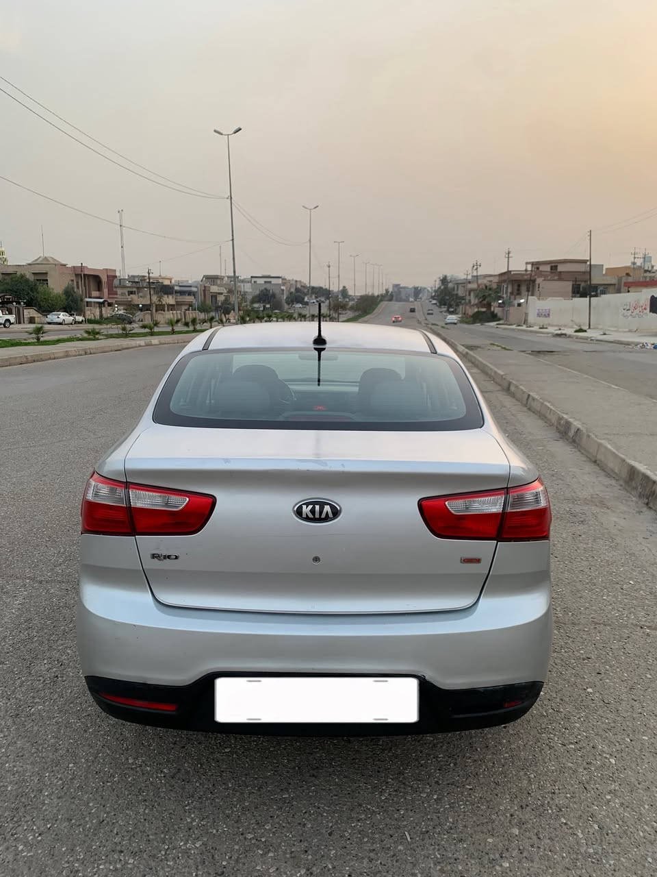 كيا ريو 2013
السعر 90 ورقة 
رقم نينوى الجديد وهزة وسنوية جديده
ماشي 74 ميل حقيقي
وارد امريكي
لون سلفر 
مكينة 1.6 
كير ATF
مواصفات عاديه ستاندر
مكينة وكير شرط 
سياره ليبل واحد كلها بدون تبديل 
 بجم كبس وخلف كبس
بيها صبغ شويه  بل هلال الخلفي 
وبارد جاملغ امامي سائق 
وملاحظات خدوش + سقف بدايه تقحيل


**إذا كنت صاحب هذا الإعلان وتريد حذفه لأي سبب، رجاءا أرسل رسالة إلى الدعم الفني**
