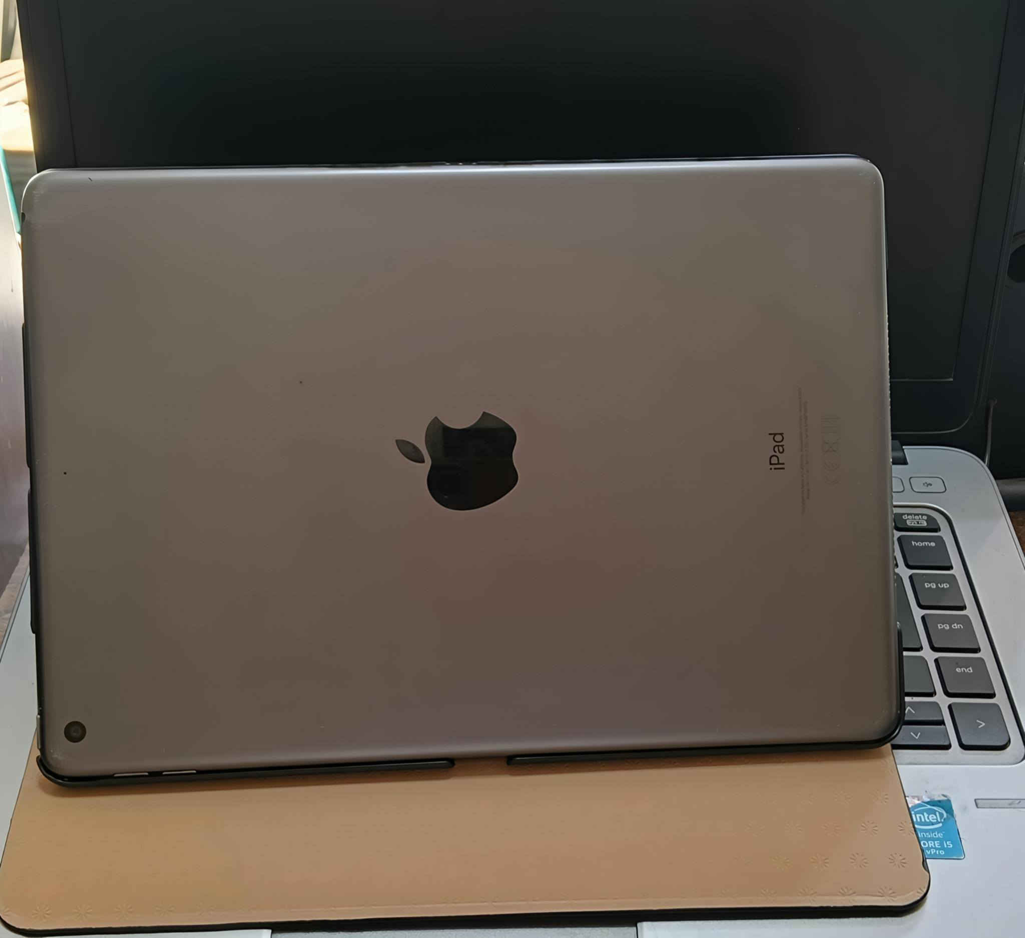 السلام عليكم ورحمة الله وبركاته
ايباد 9 نضيف 
ذاكره 64
جهاز علا ايدي مداخل تصليح نهائيا
كامل ملحقات
استخدام شخصي
السعر :250 وبي مجال
الاتصال:***********
