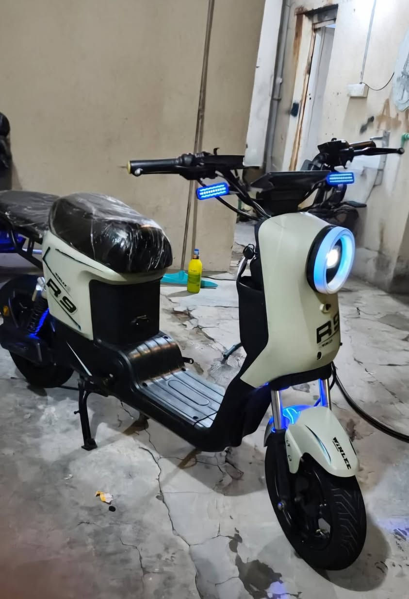 دراجه R9موديل 2025
استعمال قليل 3اشهر  معرض الخوين نوع ولي 
بطاريات حجم 32
دراجه نظيفه كلش
شاحنه اصليه غراض كامله الستفسار على رقم وتساب @إشارة  ***********
