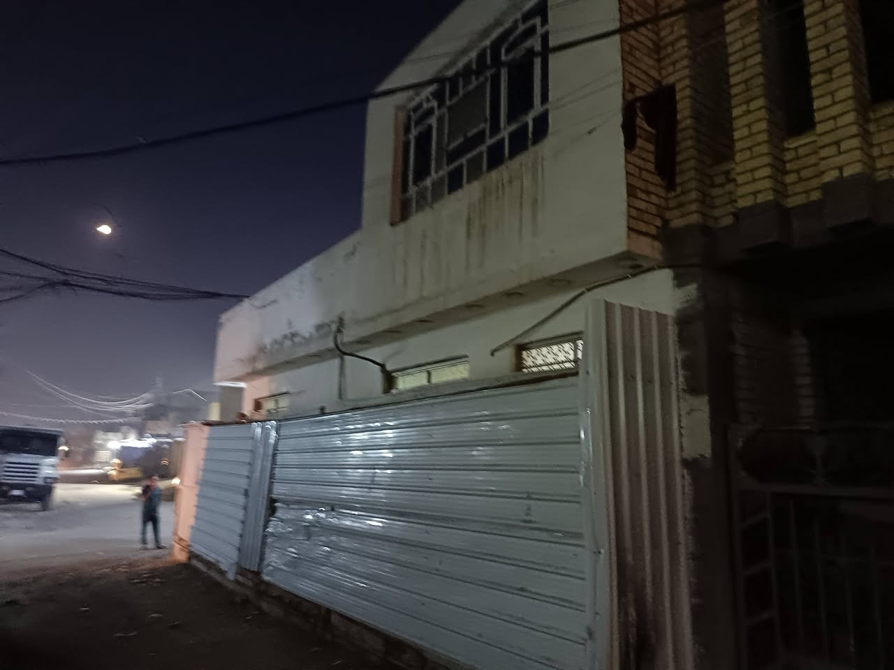 السلام عليكم
بيت للايجار مساحه ٦٥ متر ركن شارع ١٥ قرب معمل البواري

استقبال وغرفة نوم وصاله ومطبخ ومكان خزن صاله درج معزوله

للاستفسار 

***********

***********

علما ان البيت بي عائله ساكنه حاليا يفرغ يوم ٧/١
