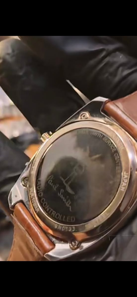 نادرة وماكو بالعراق منها
⌚ للبيع: ساعة Paul Smith (إصدار خاص مميز) ⌚
 الماركة والمنشأ: ساعة Paul Smith إنجليزية فاخرة، بماكينة يابانية أصلية 100% من شركة Citizen.
 التكنولوجيا الذكية (Radio Controlled): الساعة تحتوي على ميزة استقبال موجات الراديو، يعني تضبط الوقت والتاريخ تلقائياً على الأقمار الصناعية ومحطات التوقيت بدون ما تحتاج تقدمها أو تأخرها بإيدك.
 نظام الطاقة: تعمل بالطاقة الضوئية (Solar-Tech) تشحن من أي ضوء وما تحتاج تبديل بطارية نهائياً.
 التصميم: مينا بنفسجي ملكي مميز جداً، إطار روز غولد (Rose Gold)، وسير جلد طبيعي بني.
 المقاومة: مقاومة للماء حتى عمق 100 متر (10BAR).


**إذا كنت صاحب هذا الإعلان وتريد حذفه لأي سبب، رجاءا أرسل رسالة إلى الدعم الفني**