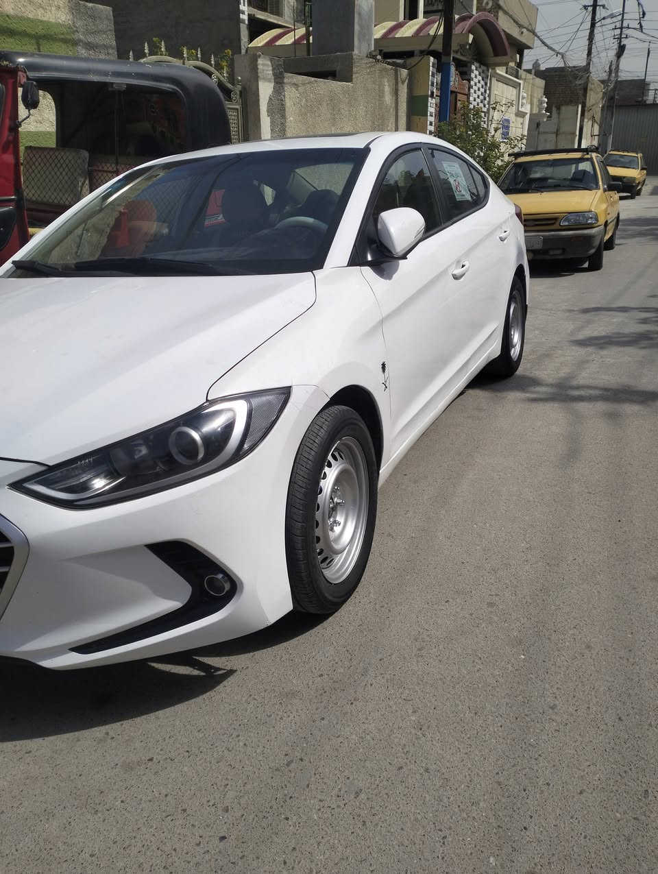 السلام عليكم انتره للبيع سياره جاهزة من كلشي سياره نضيفه وسونارها موجود بلمنشور سياره خليجي موديل 2017 سياره معروضة 125 وبيها مجال حق الجيه عنوان بغداد مدينه الصدر هاتف ***********
