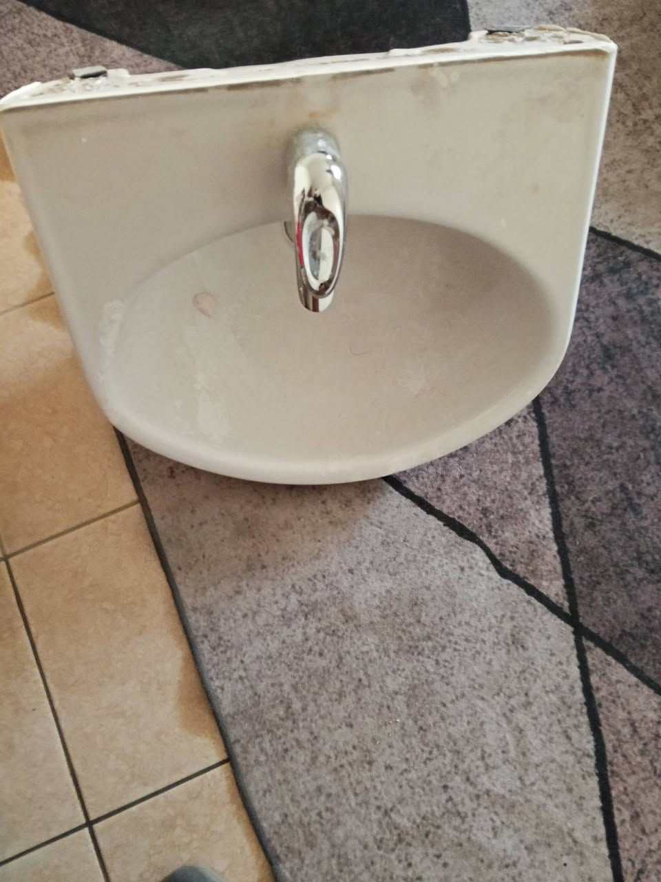 السلام عليكم غربيه جديده مع مغسله بردات حمام عدد 2 كلهم 110
بيهن مجال 
‏‪0773 168 8116‬‏
