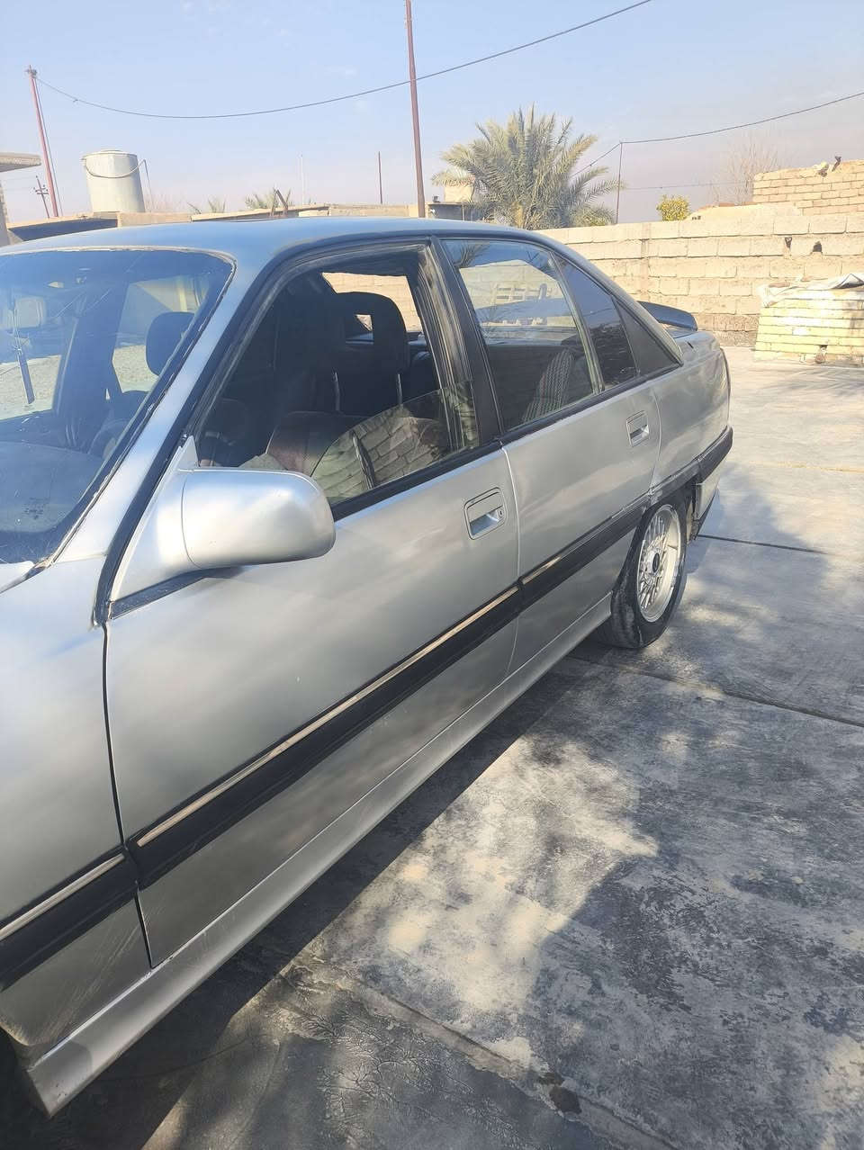 قبل كلشي هذا التعمير اخذ مني ٦ شهور صرفت عليها اكثر من سعرها 
بس مايحتاج امدح واسولف . لان الصور كدامكم وعينك ميزانك 

١ ـ كير ومحرك وارفلو بالشرط . يعني اخذها واطلع للبصرة 
٢ـ صدر وحدادية بعد هو تعمير جديد يعني بالشرط والكفالة 
٣ـ كهرباء بالكامل جاهز .  جام الابواب ال ٤ والسقف كهرباء وكلة شغال 
٤ـ هاي السيارة وارد خليجي يعني محسن يجي كشن جلد بلاد 
٥ـ عوازل صوت وحرارة يعني اتونس بالصيف 
٦ـ سنوية عاج باسمي تحويل جاهز ونظيفة بالمرور 
٧ـ نواقصها كماليات فقط بعدني مشادهن  
٨- بدون بوليش لان الصبغ جديد . صور السيارة قبل المعجون موجودة وبعد المجعون موجود لضمان نظافة الهيكل للمشتري . 
٩- منظومة التبريد وبوكس الدكتات جاهز يعني انطيهن الك وانت شهدهن 
( راديتر وفريز وفان ودكتات ) 
١٠ـ منضومة لايت زينون العدسة اغلى شي بالسوك سعر الزوج ٧٥ الف مع ضفيرة تقوية امريكي . يعني ليلك ونهارك سوى 

 مختصر الكلام متعوب عالسيارة حيل مو شوية  والسعر ٣٥ بيها مجال للطيب 

مكاني صلاح الدين/ سامراء او تكريت عادي 
***********
