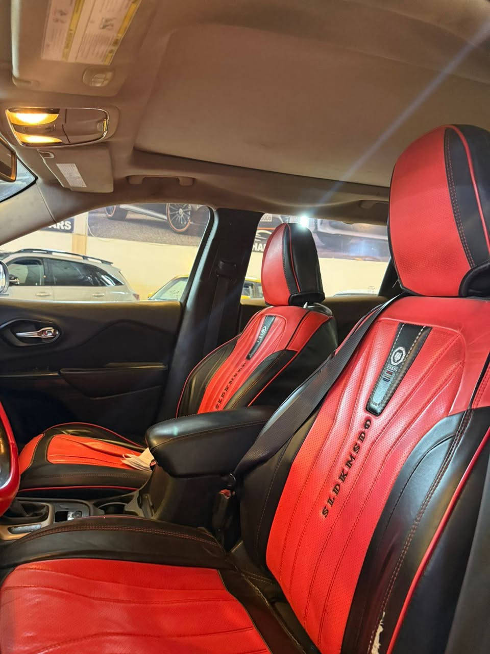 السلام عليكم جيب بزون 2016 بسمي تحويل مباشر وارد أمريكي
امبدل بنيد
سيارة فول مواصفات على فئه 1/1
بصمه وبصمه ابواب شاشه كبيره تحكمات بنورامه 
كشن جلد كهربائي جنطه كهرباء تشغيل عن بعد 
مكينه 6سلندر 
السعر 135وبيه مجال المكان بغداد 
استفسار ***********
