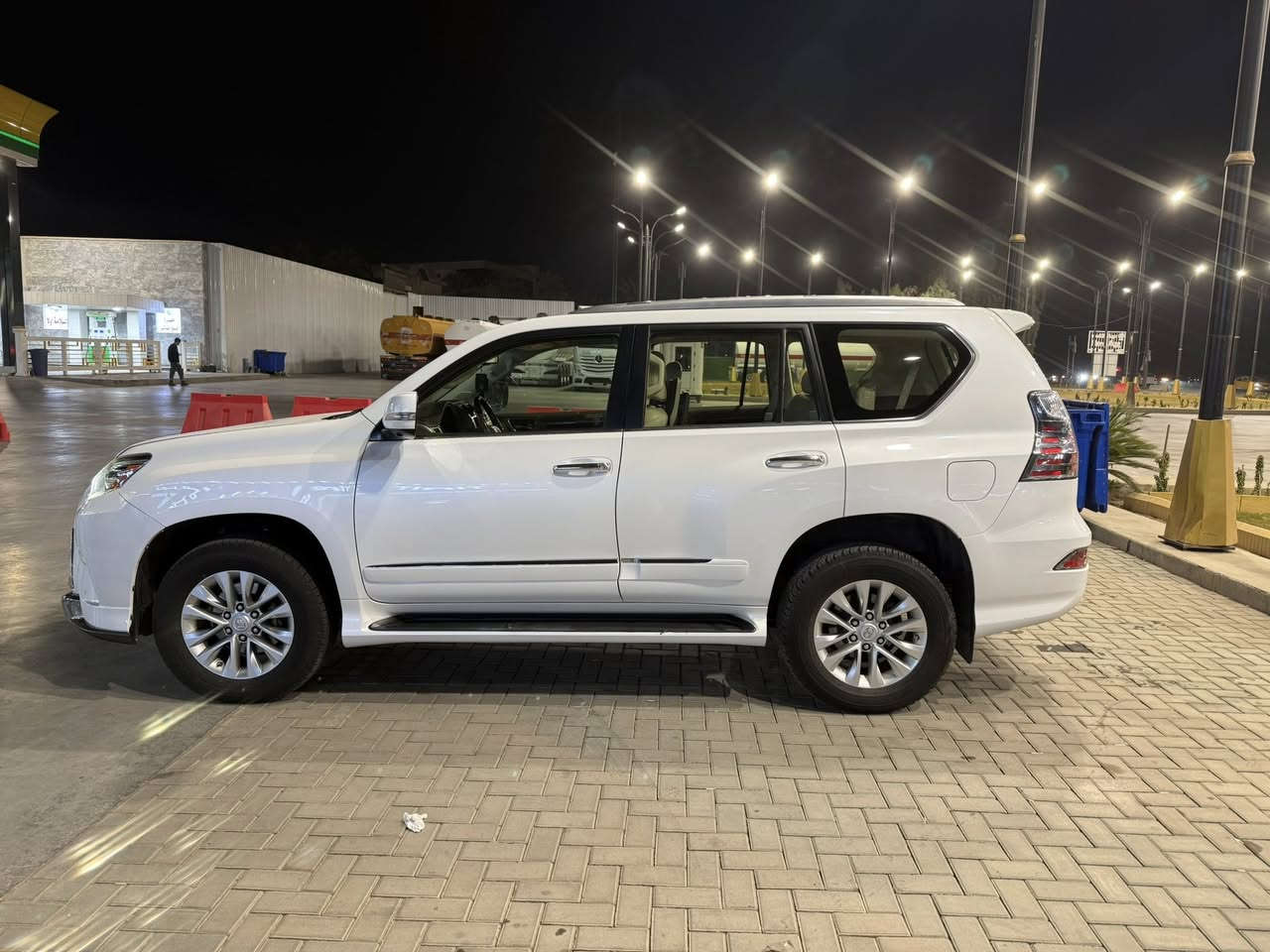 لكزز GX460
موديل 2018 
مواصفات 
جكات 
شاشات 3 بلادي
رادار امامي جانبي 
كشنات حار بارد ثنين كراسي 
كشن سايق خزن ميموري 
ستيرن كهرباء
تشغيل عن بعد 
فتحه في السقف
بصمات ثنين 
سياره خليجي
السعر 335
مكان السياره بغداد
***********
