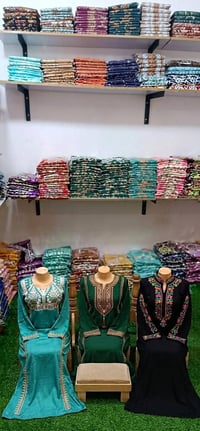 عبايات • بنصف السعر • مقاسات ٦٠-١١٠ كيلو
