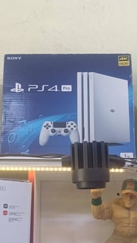 للبيع جهاز بلاي ستيشن 4 برو (PS4 Pro) باللون الأبيض المميز، بحالة ممتا...