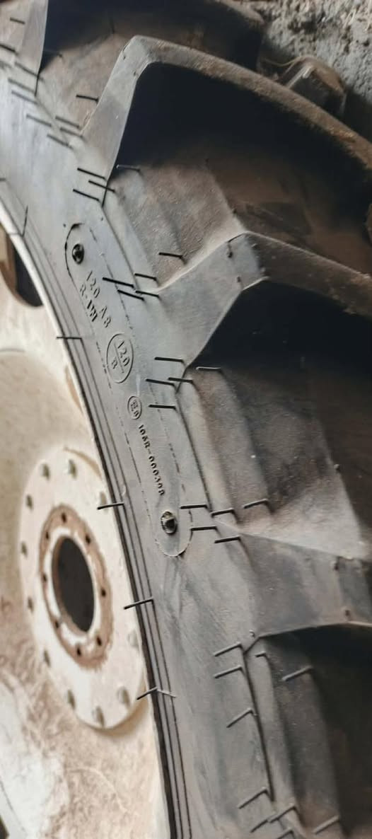 سەرەتا بەناوی خوای گەورە میهرەبان ئەم جوتە تایە بۆفرۆشتن زۆر پاک ماوەتەوە کەم ئیشی کردوە ستارماکس تورکی. 
***********
