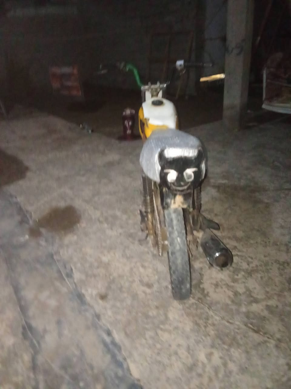 دراجه للبيع تايجر 2020 دراجه ناقص خويل خلفي السعر 250 وبيها مجال مال ويل حسبه الويجل الويل بيش سعره عامل على سعره وانقص لك من سعره من سعر الدراجه فقط والتونكي بيعواج مبين بالتصوير بس ما ياثر مال التانكي دراجه شغاله تمشي كل شيء ما بيها واللي يحب يتواصل وياي على هذا الرقم *********** دراجه تمشي فقط بس لوين مالتها الخلفي مفلش يراد لها ويل
