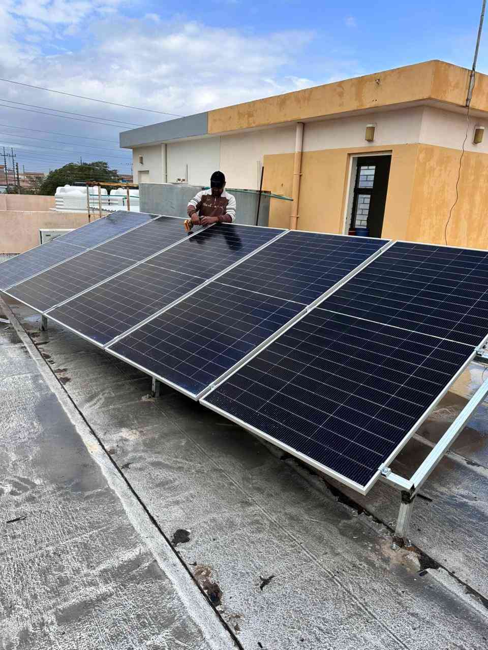 اليوم الثلاثاء الموافق 24/03/2026
تم بعون الله إكمال نصب  وتشغيل منظومتين للطاقة الشمسية في #قضاء #خانقين 
* المنظومة الأولى_ تجهز 20 أمبير نهارا  16 أمبير ليلا وتتكون المنظومة من:-
1-ألواح شمسية عدد 10 قدرة اللوح الواحد 640 واط
2- بطارية نوع ليثيوم قدرتها 15 كيلو واط
3- أنفيرتر  قدرته 6 كيلو واط
4- بورد خاص بالمنظومة متكامل الحماية
5- هيكل حديد مغلون مقاوم للصدا
* المنظومة الثانية_ تجهز 20 أمبير نهارا  16 امبير ليلا
1-ألواح شمسية عدد 10 قدرة اللوح الواحد 640 واط
2- بطارية نوع ليثيوم قدرتها 15 كيلو واط
3- أنفيرتر قدرتة 8 كيلو واط 
4- بورد خاص بالمنظومة متكامل الحماية
5- هيكل حديد مغلون مقاوم للصدا
#ملاحظه: لانعمل ببطاريات التجميع الرديئة

بإدارة عمر ياسين 
وحسن سالم
للأستفسار أكثر الأتصال او مراسلة الأرقام  التالية. ‏
***********
***********
