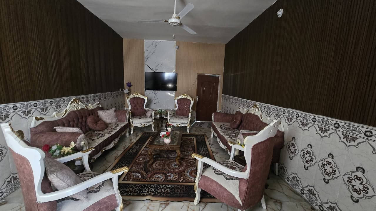 السلام عليكم دار للبيع المساحه 200متر في منطقة 95 حي الامير 
يحتوي البيت على 3غرف نوم وصاله واستقبال ومطبخ مع توفر كافة الخدمات ماء كهرباء وتبليط بالباب الاستفسار 
***********
