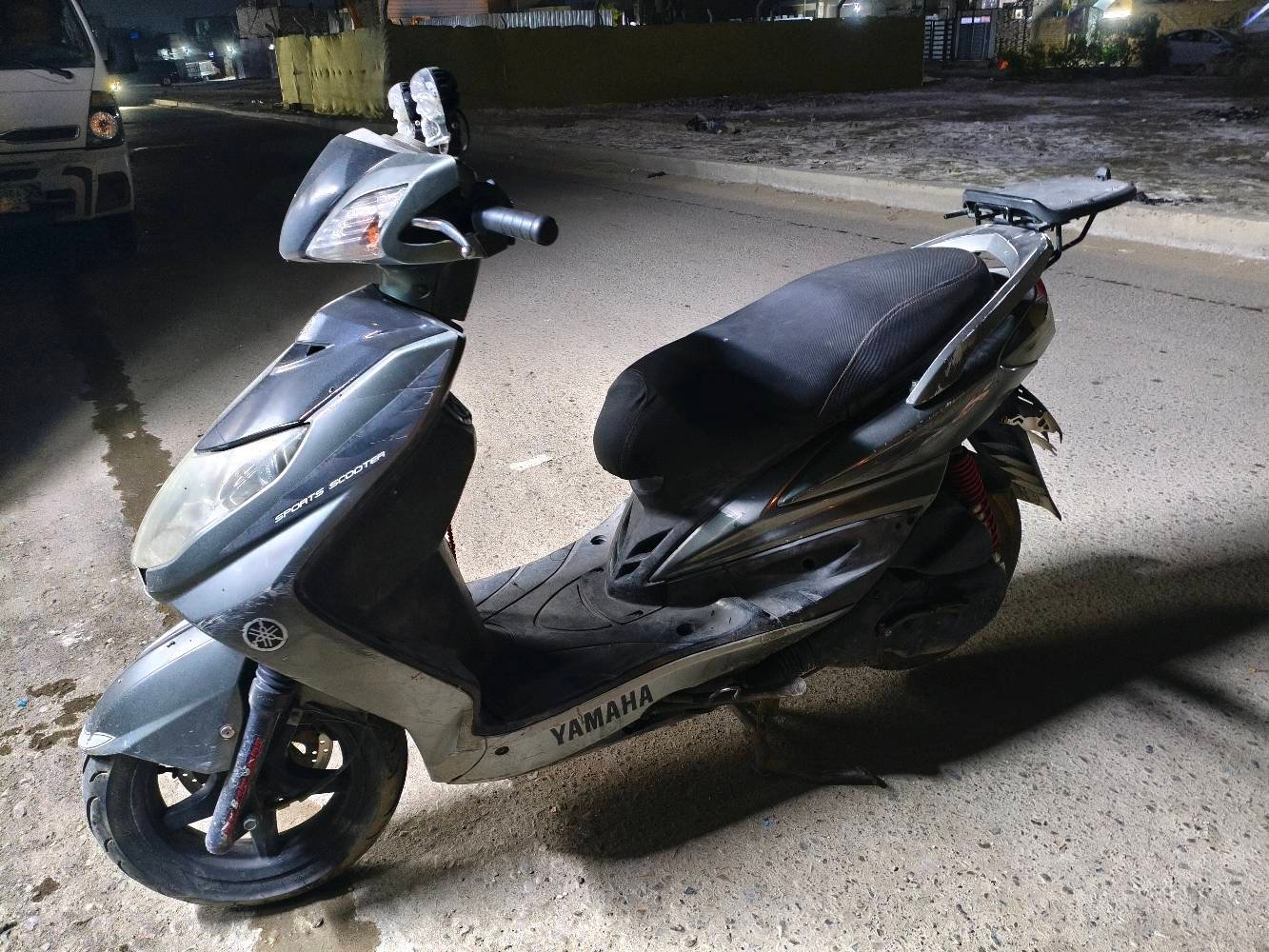 سكنس فحل كابريتر
بوشة 58ونص محرك ناعم بدون صوت
كلجات رياضي شلعة ومعدل 
كفراتهة كبالك بصورة لا غسل ولا فلتر
كهربائيات كلشي شغال الدشبول يشتغل بس مايبين شي بي الشاشة محتركة
المكان الكفائات الشماعيه