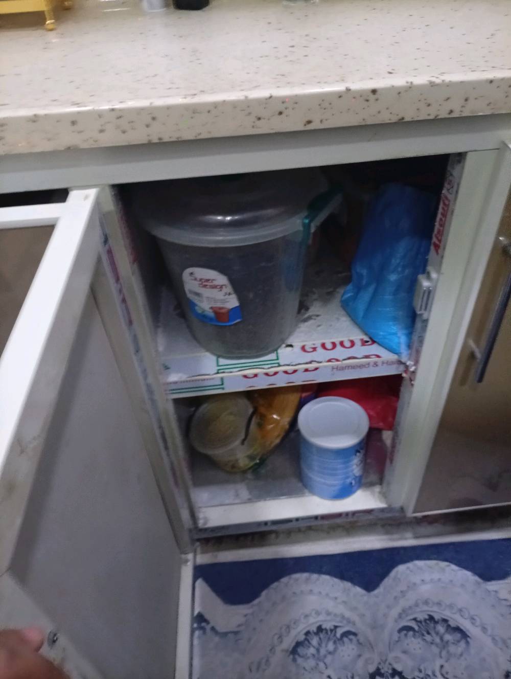 كونتر مرمر البيع و ميز طعام(٤٠ الف)