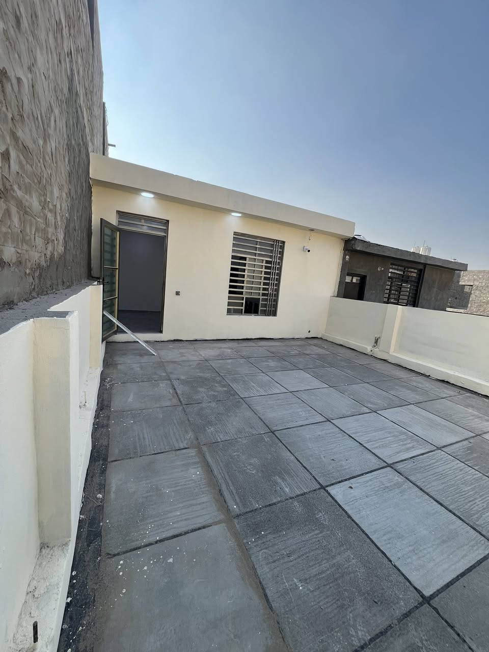 السلام وعليكم دار للبيع المساحة 100متر طابق ونص مفول يحتوي على صالة ومطبخ وحولي كبير وغرفتين نوم وحمام عدد 3 البيت نظام ديكورات جبسن بورد ونظام كامرات شغل درجئ اولى باسمي مباشر تنازل شركة الموقع الدورة البوعيثة مجمع السلطان الثالث رابع عن الشارع العام تفاصيل اكثر  للاستفسار (***********)
